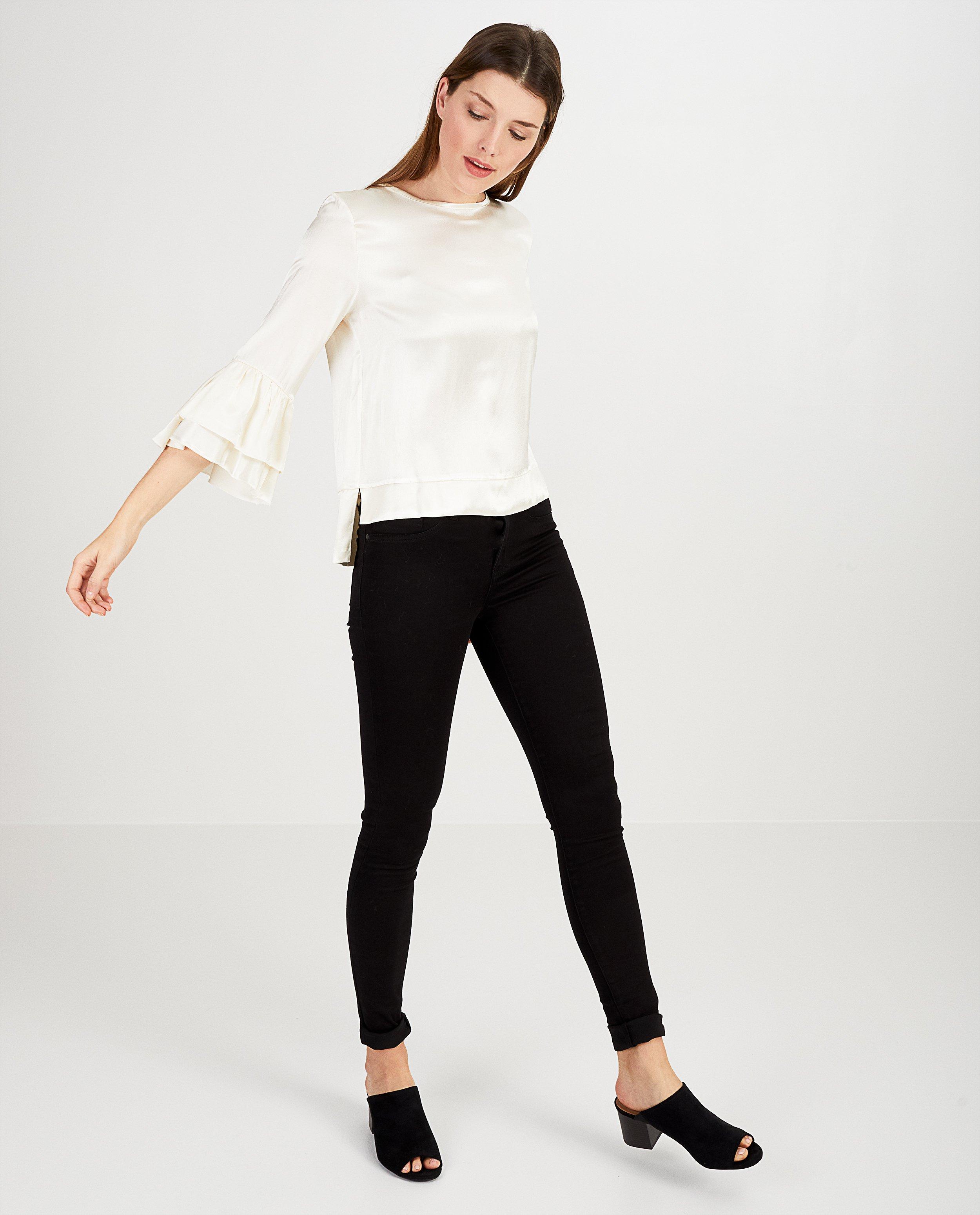 Witte glanzende blouse Ella Italia - met cut-out op de rug - Ella Italia