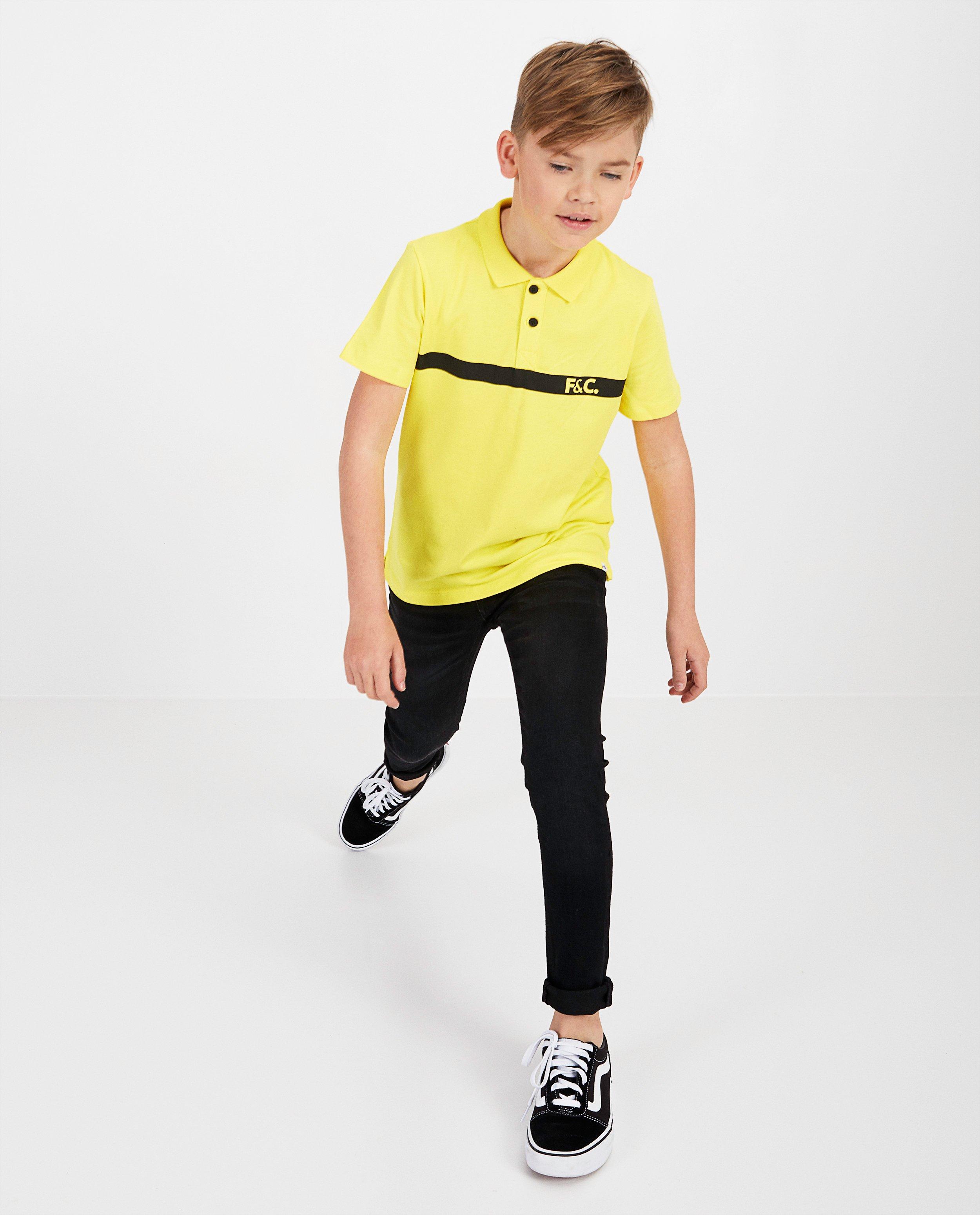 Gele polo met opschrift - en zwarte streep - Fish & Chips