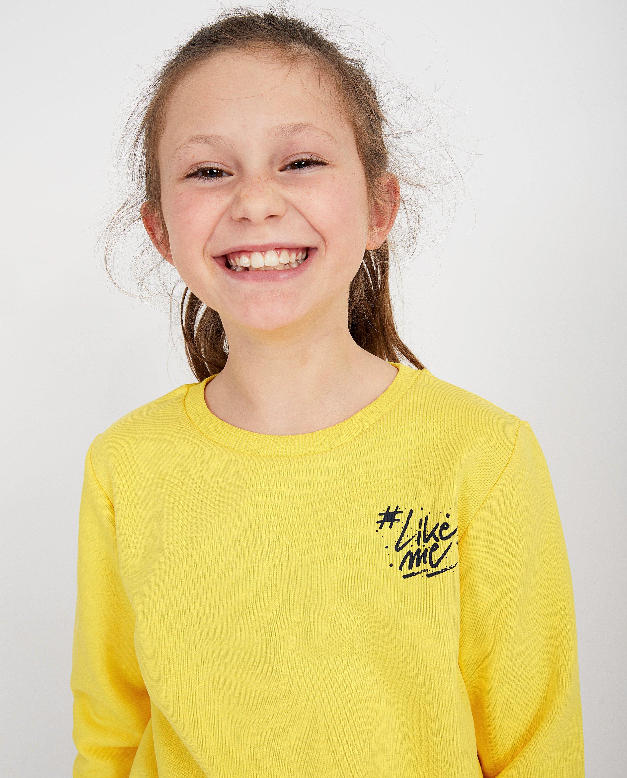 Sweaters - Gele sweater met opschrift #LikeMe