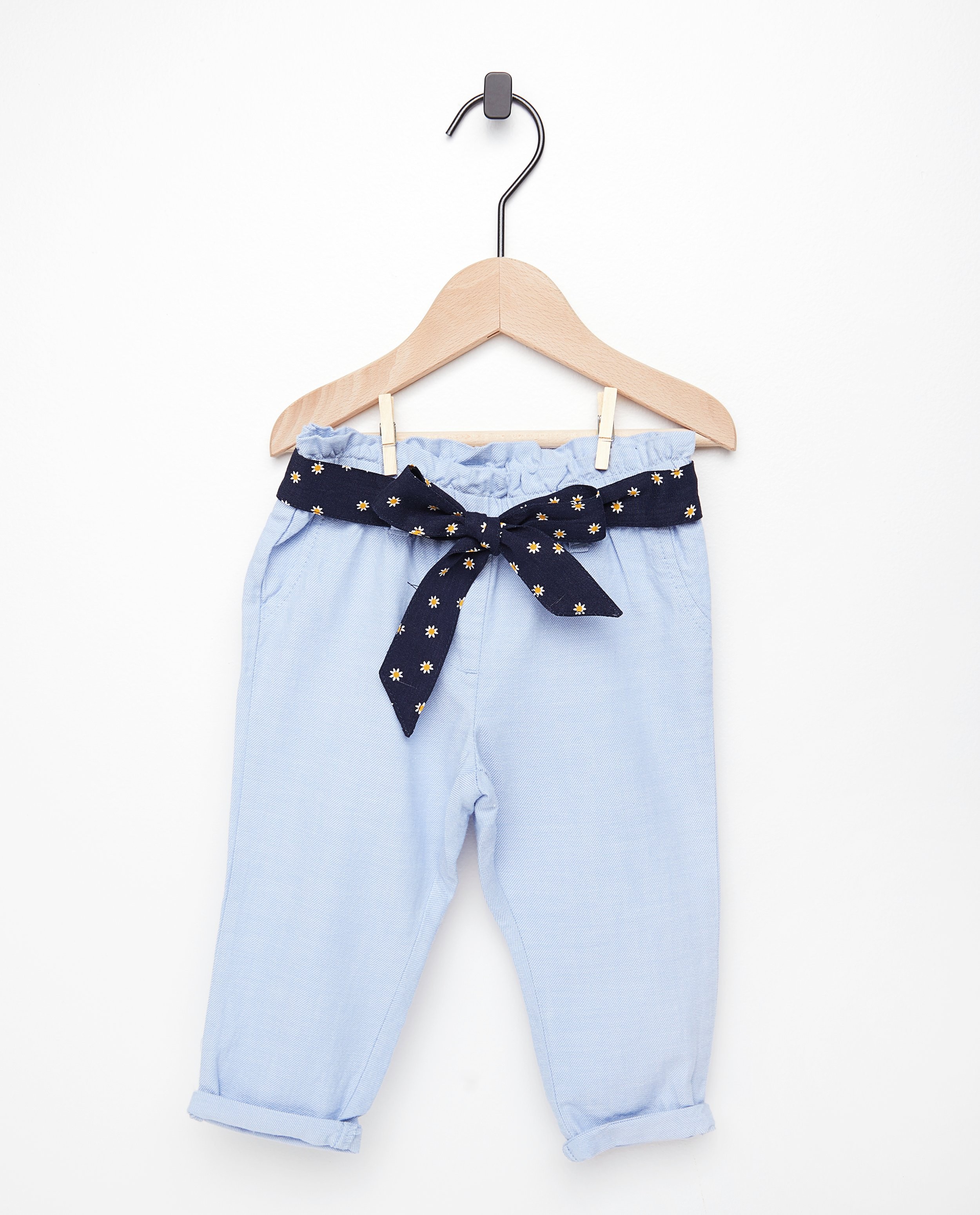 Pantalon bleu, ceinture fleurie - bleu à imprimé - Cuddles and Smiles