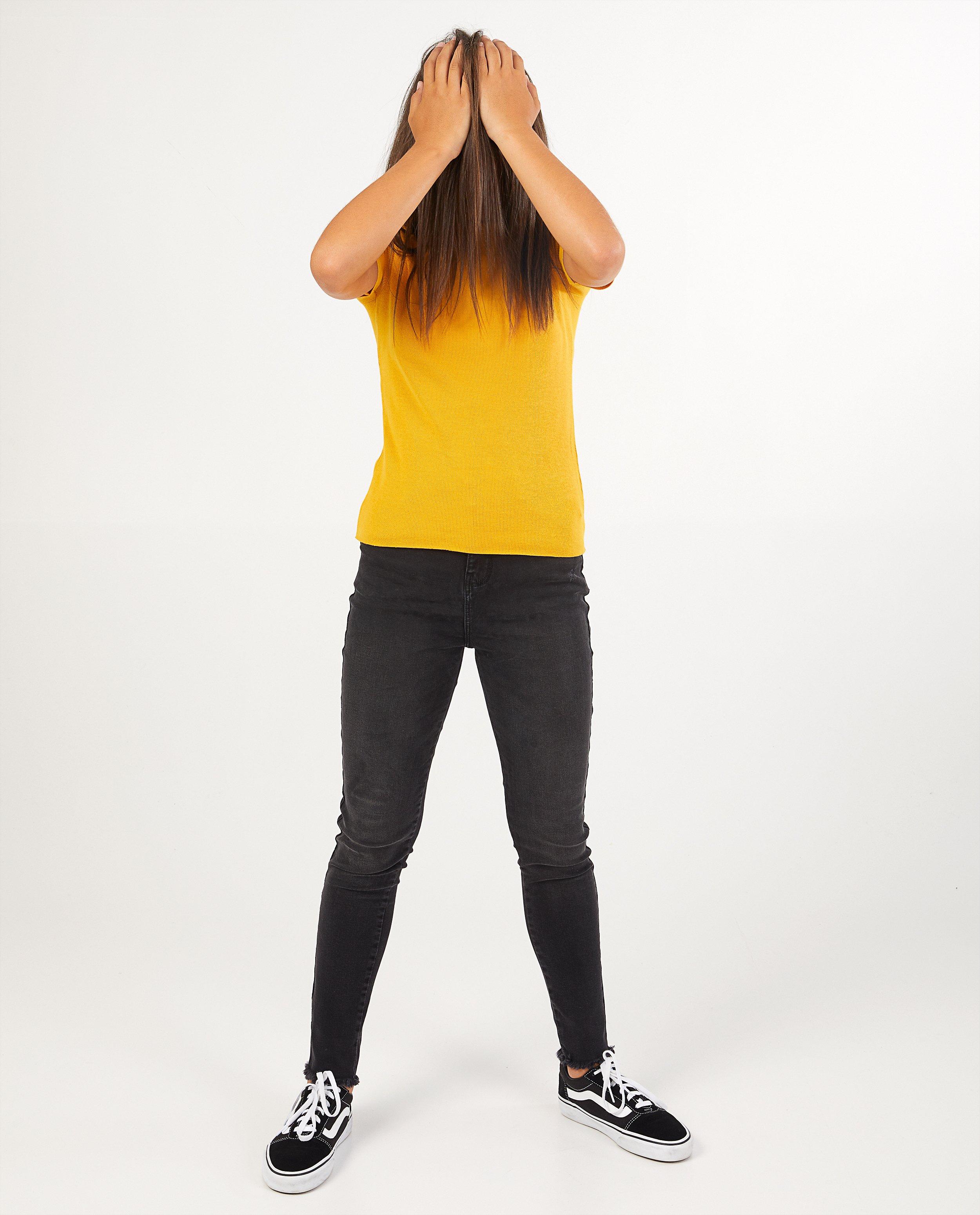 Geel T-shirt met knopen - van fijne brei - Groggy
