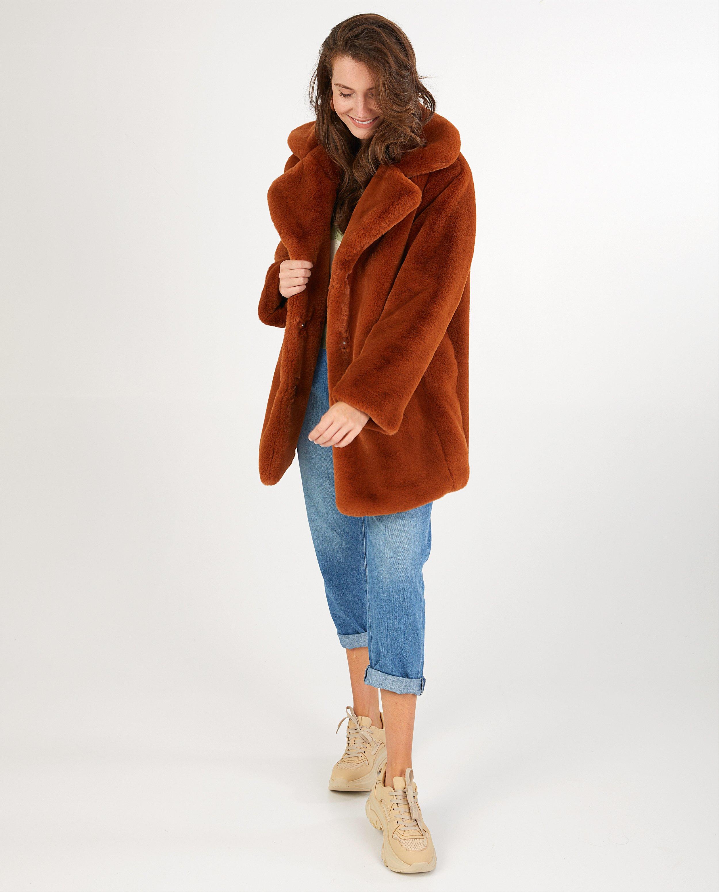 Manteau beige en fausse fourrure Sora - modèle long - Sora