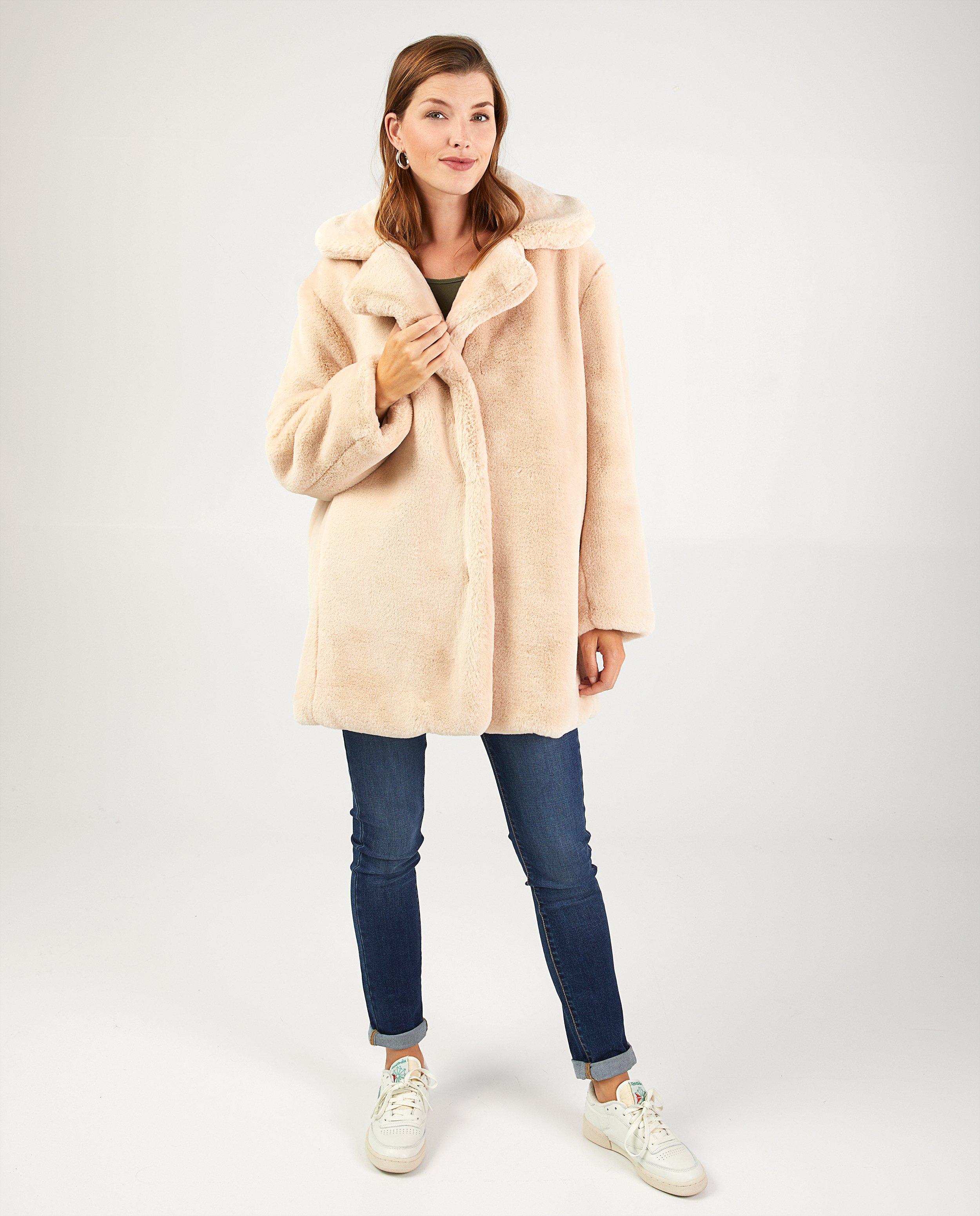 Manteau beige en fausse fourrure Sora - modèle long - Sora