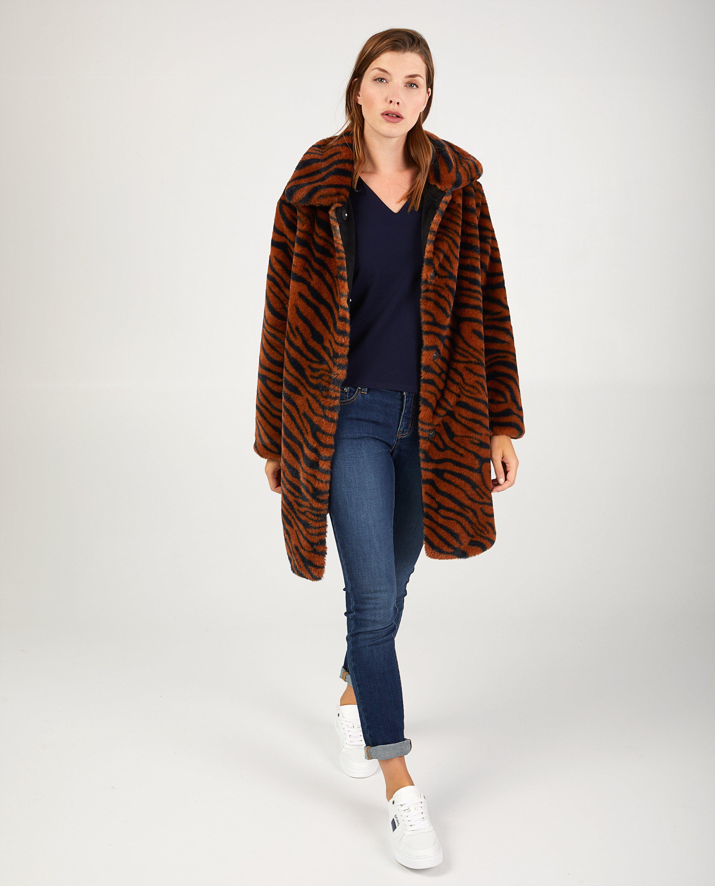 Manteau en fausse fourrure avec imprim&eacute; Sora - D&eacute;tails du produit - brun - image num&eacute;ro 1