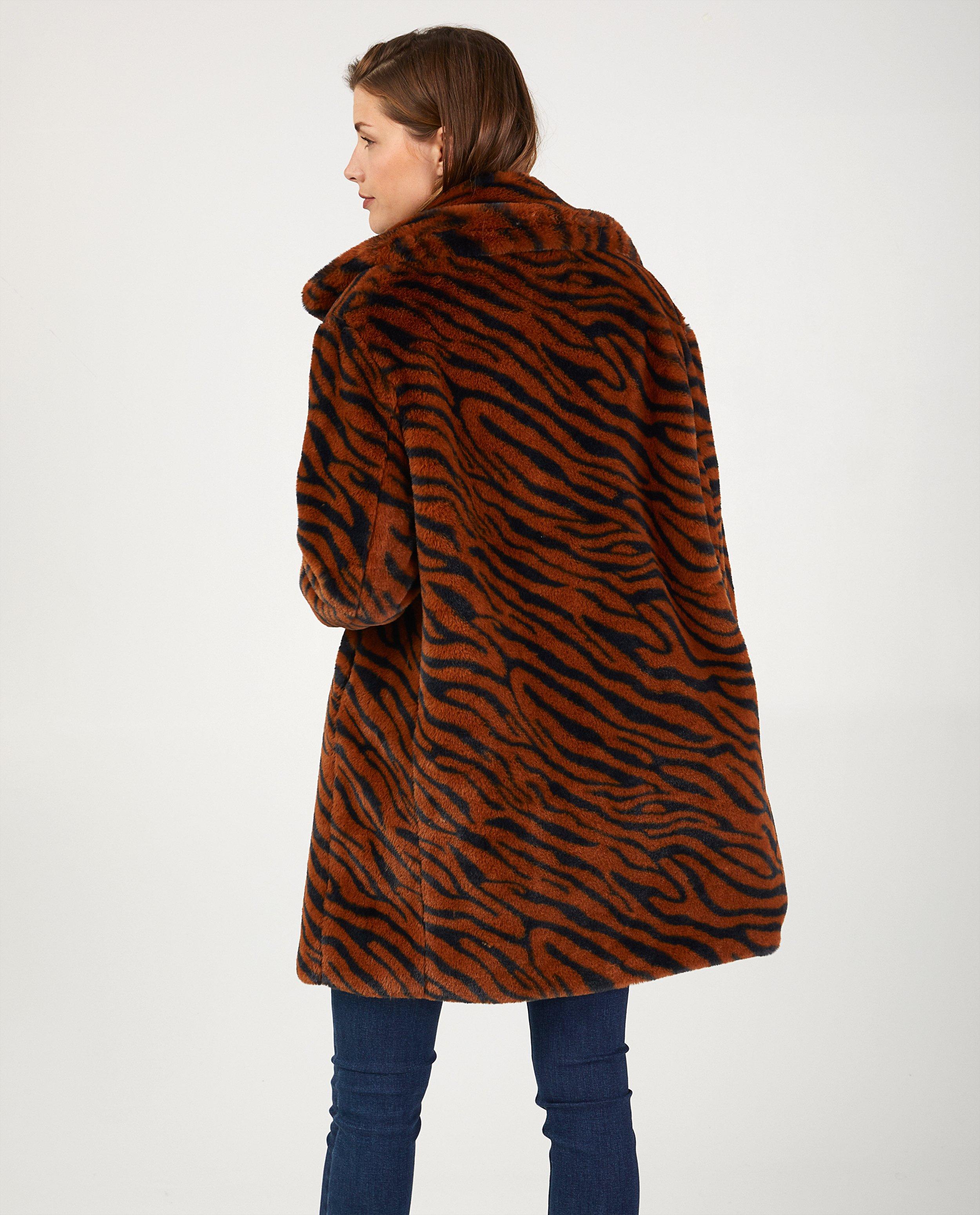 Manteau en fausse fourrure avec imprim&eacute; Sora - D&eacute;tails du produit - brun - image num&eacute;ro 3