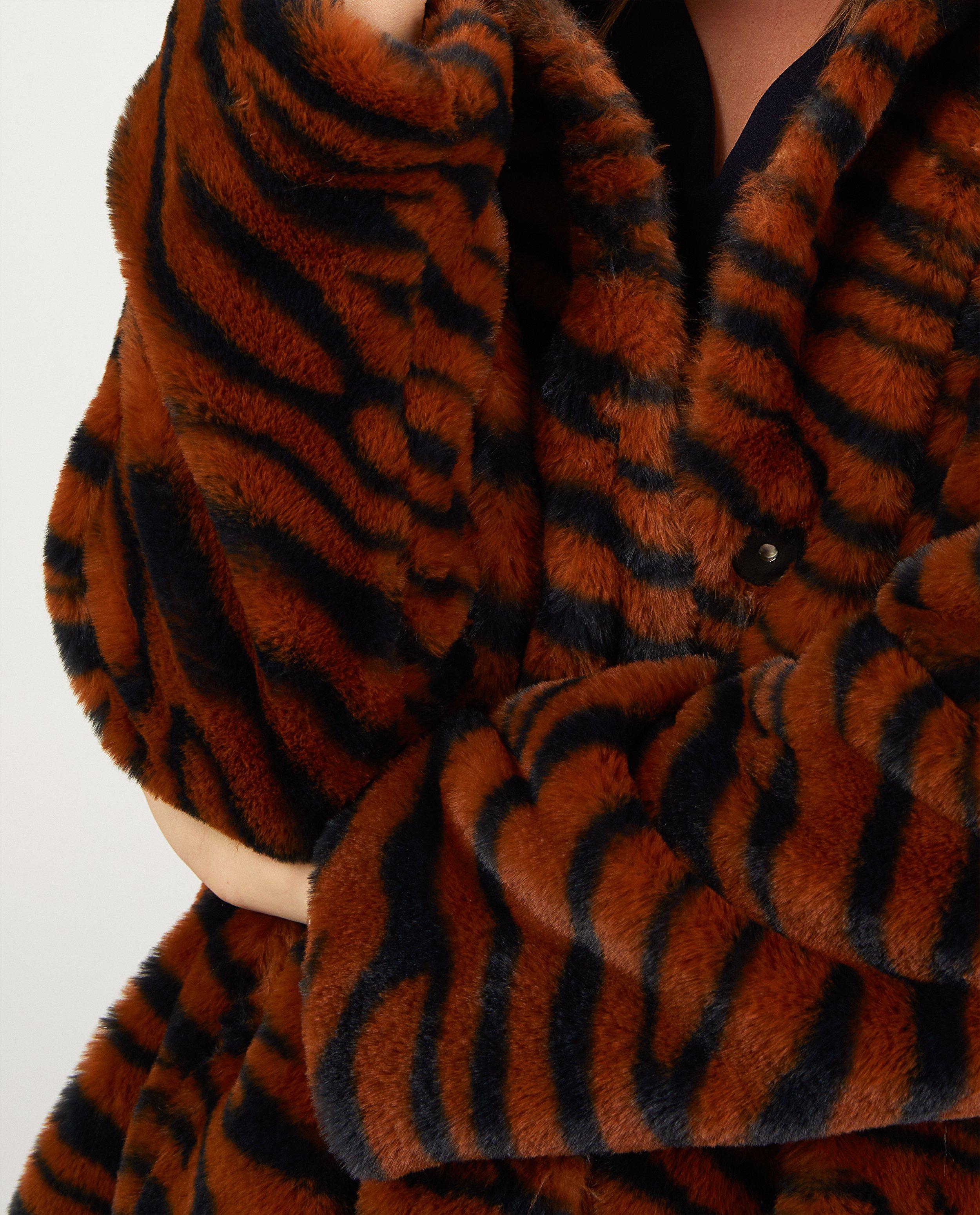 Manteau en fausse fourrure avec imprim&eacute; Sora - D&eacute;tails du produit - brun - image num&eacute;ro 4