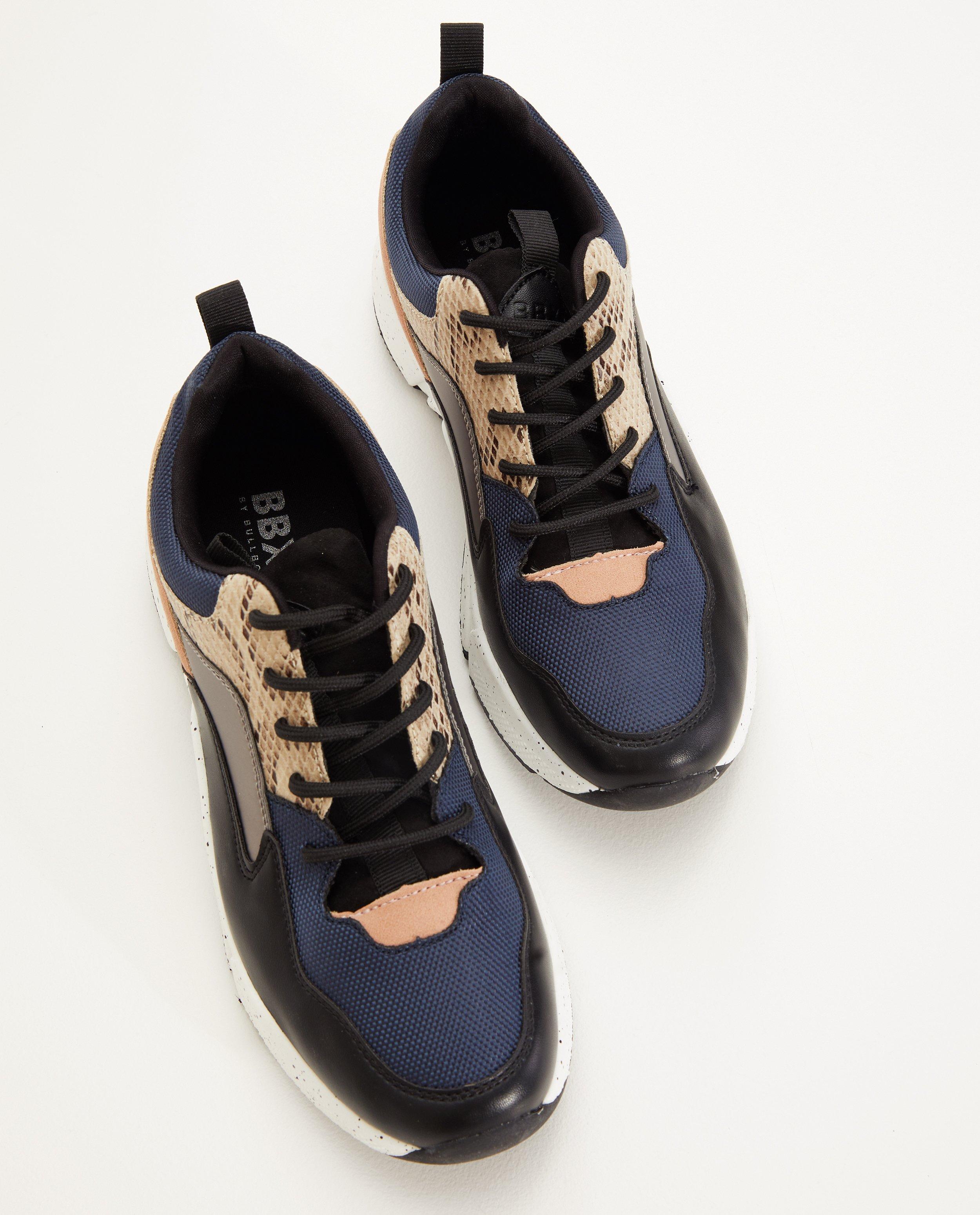 Baskets noires, pointure&nbsp;36-41 - D&eacute;tails du produit - bleu fonc&eacute; - image num&eacute;ro 3