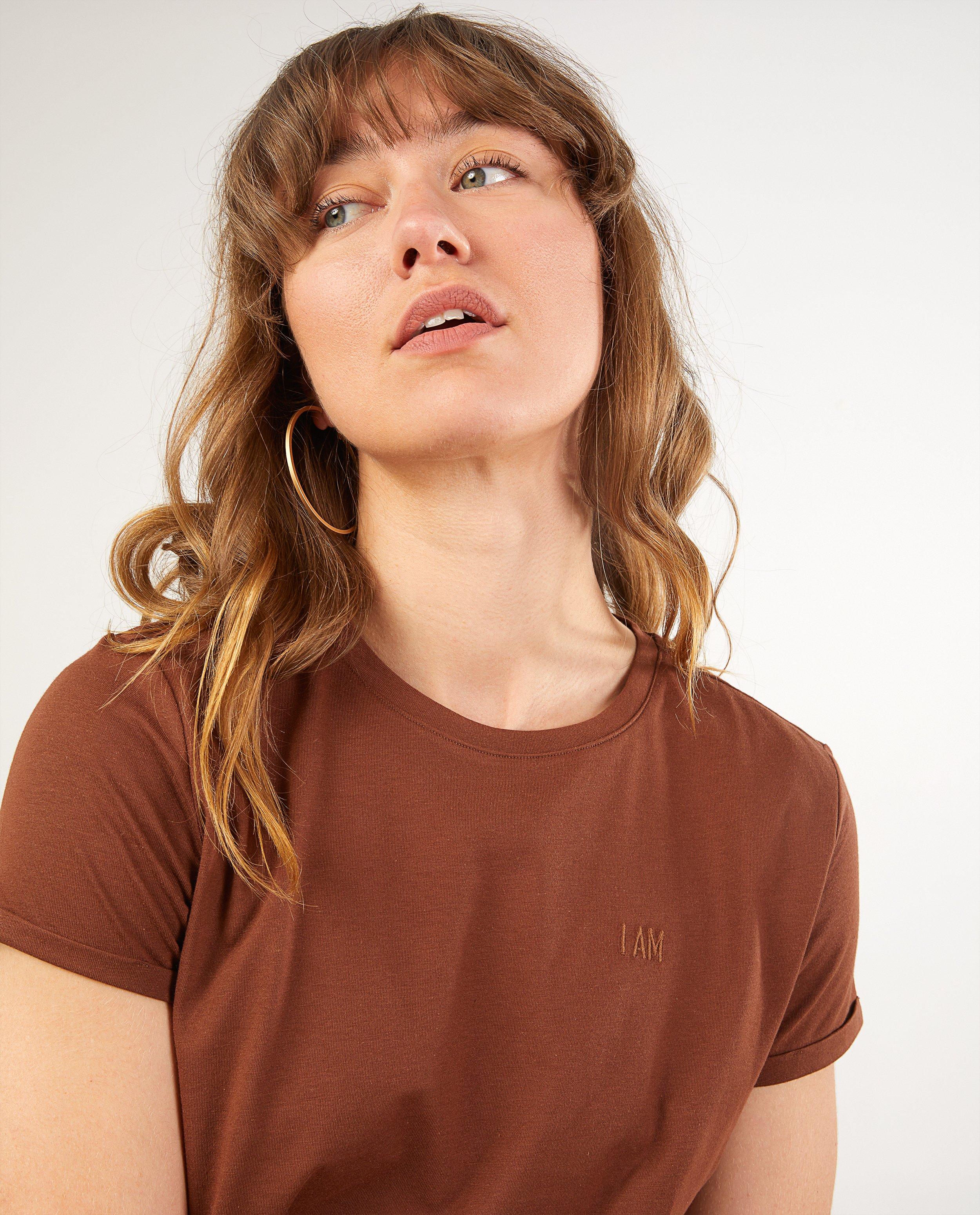 T-shirt van gerecycleerd polyester I AM - Product Detail - bruin - afbeelding nummer 4