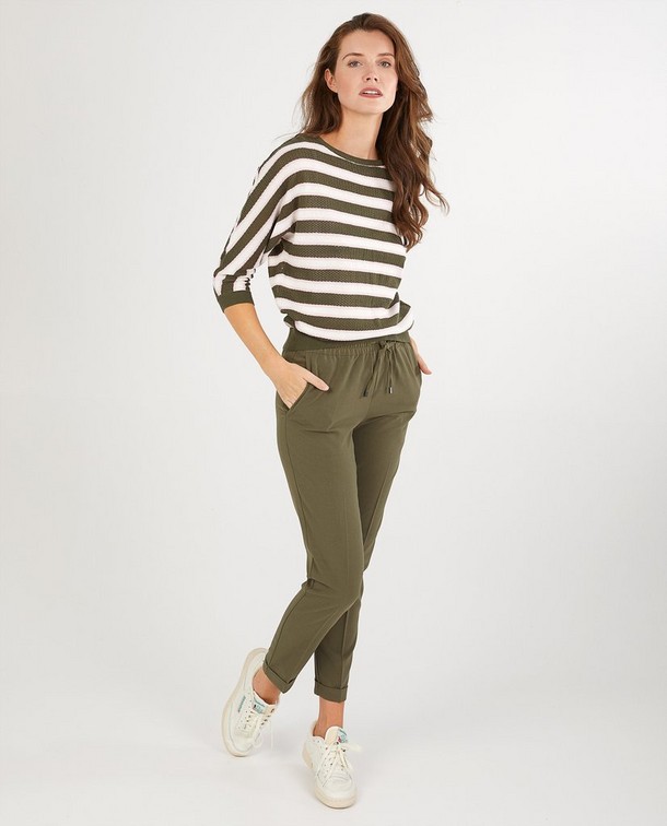 Vrouwelijk, sportieve look in het groen Vrouwelijk, sportieve look in het groen