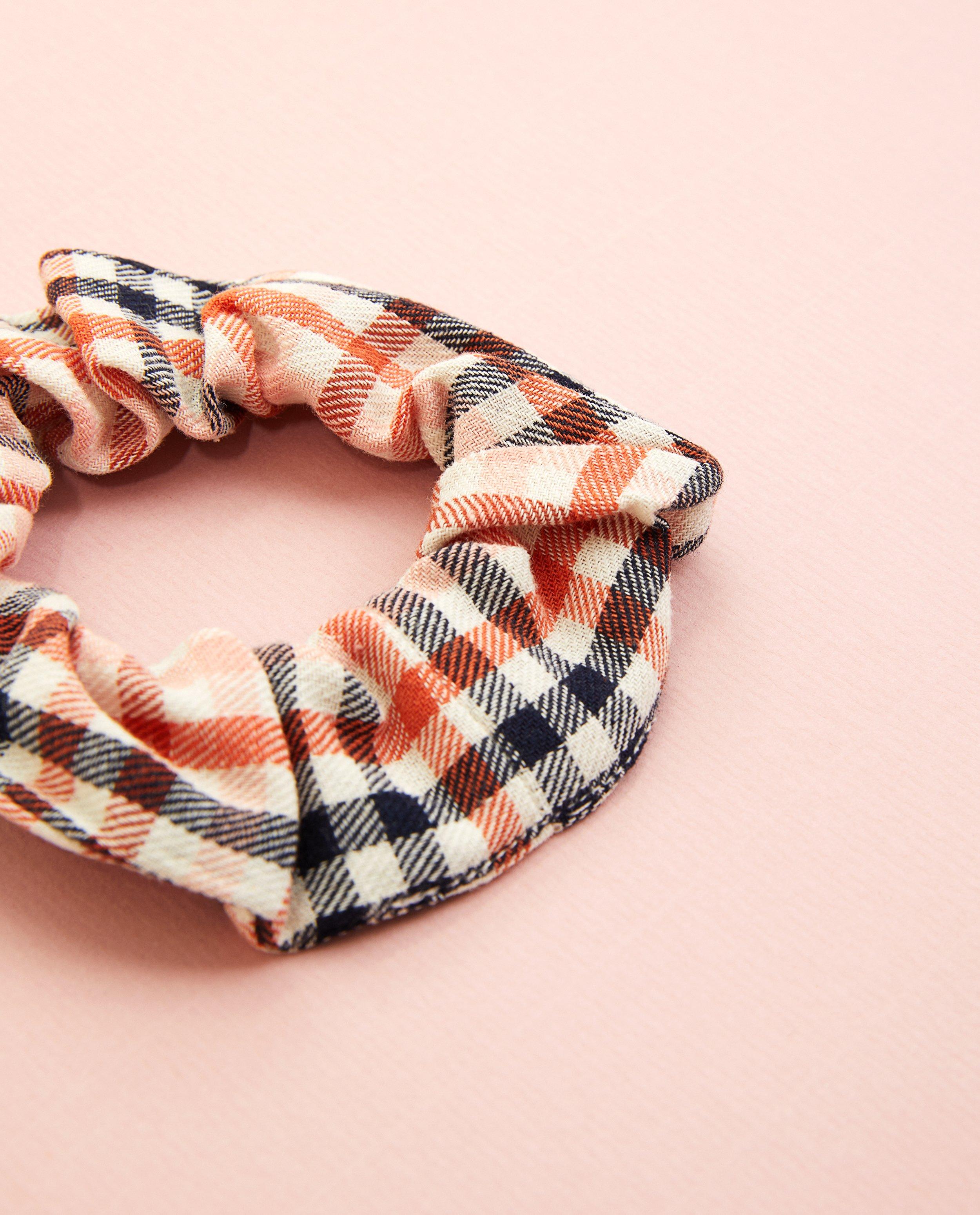 Breigoed - Scrunchie met ruitpatroon