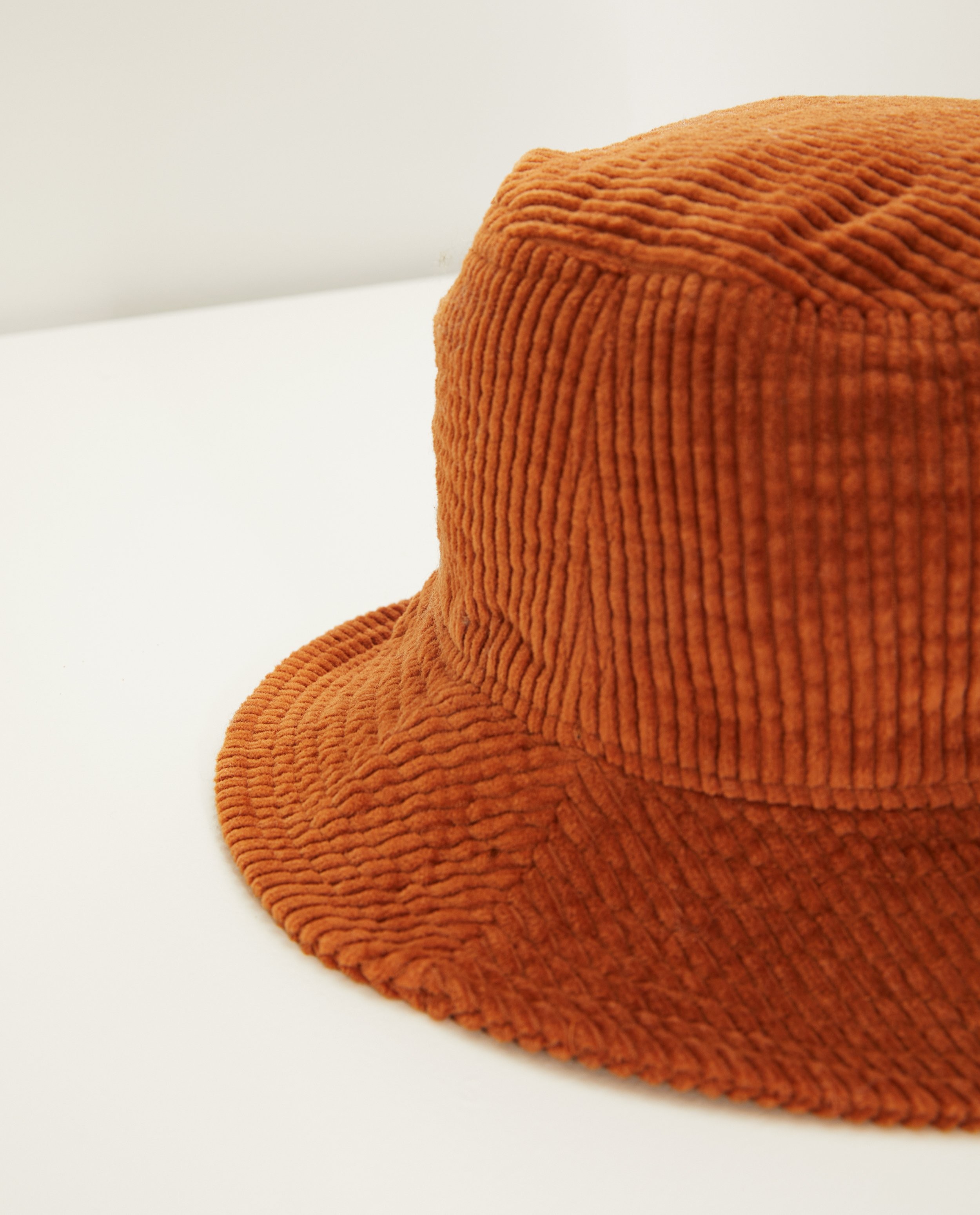 Breigoed - Bruine hoed van ribfluweel Pieces