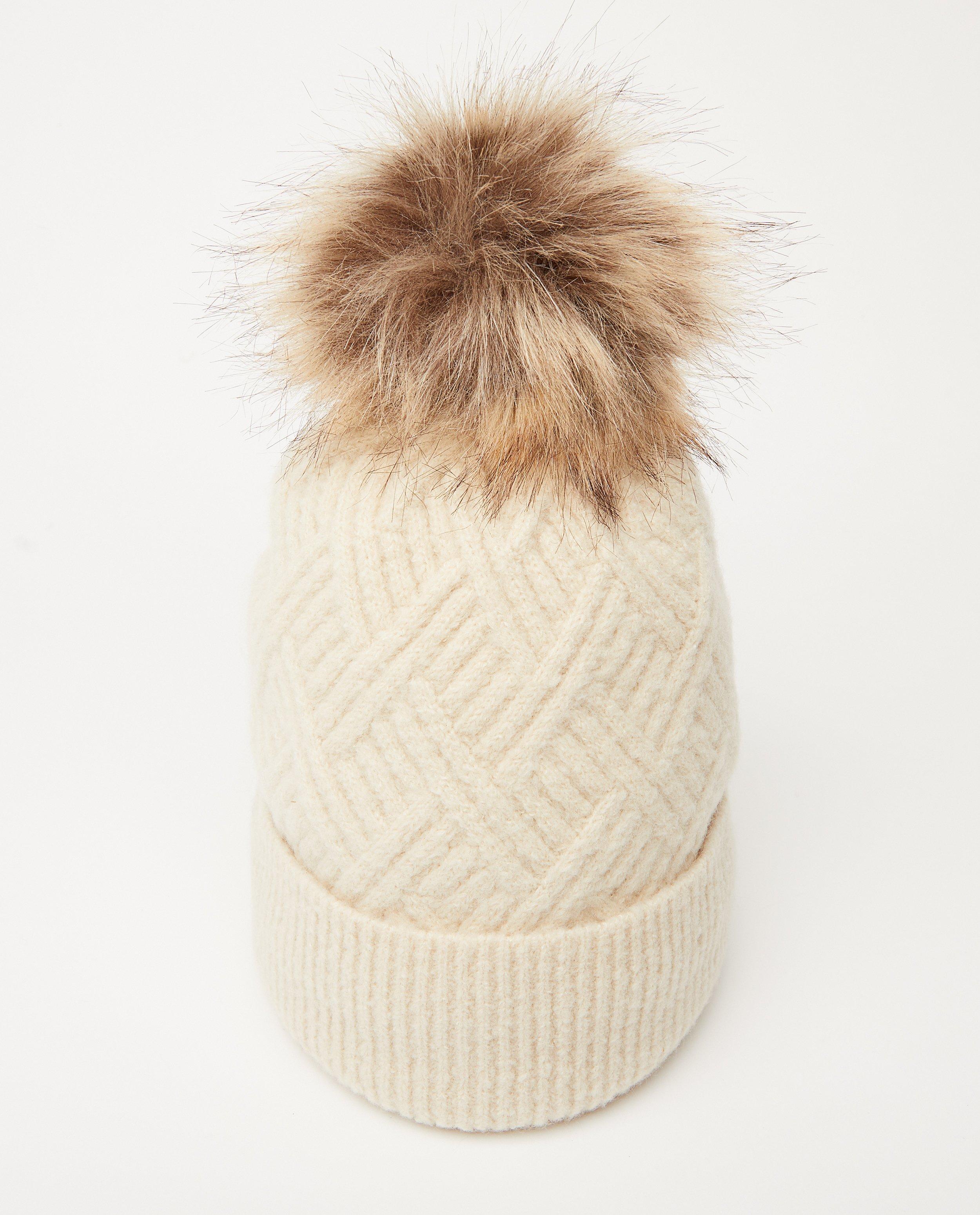 Off-white muts met pompon Pieces - gebreid patroon - Pieces