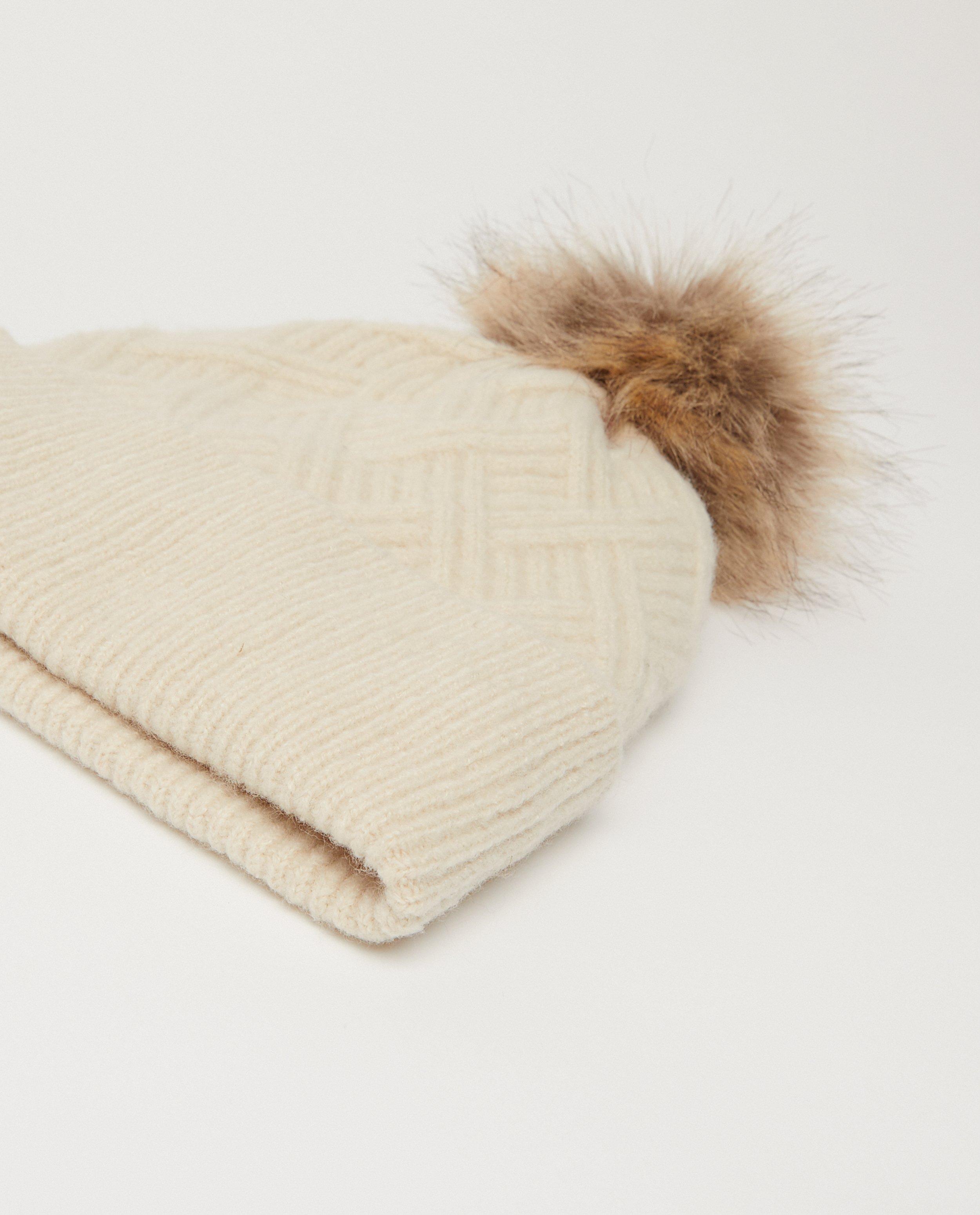 Breigoed - Off-white muts met pompon Pieces