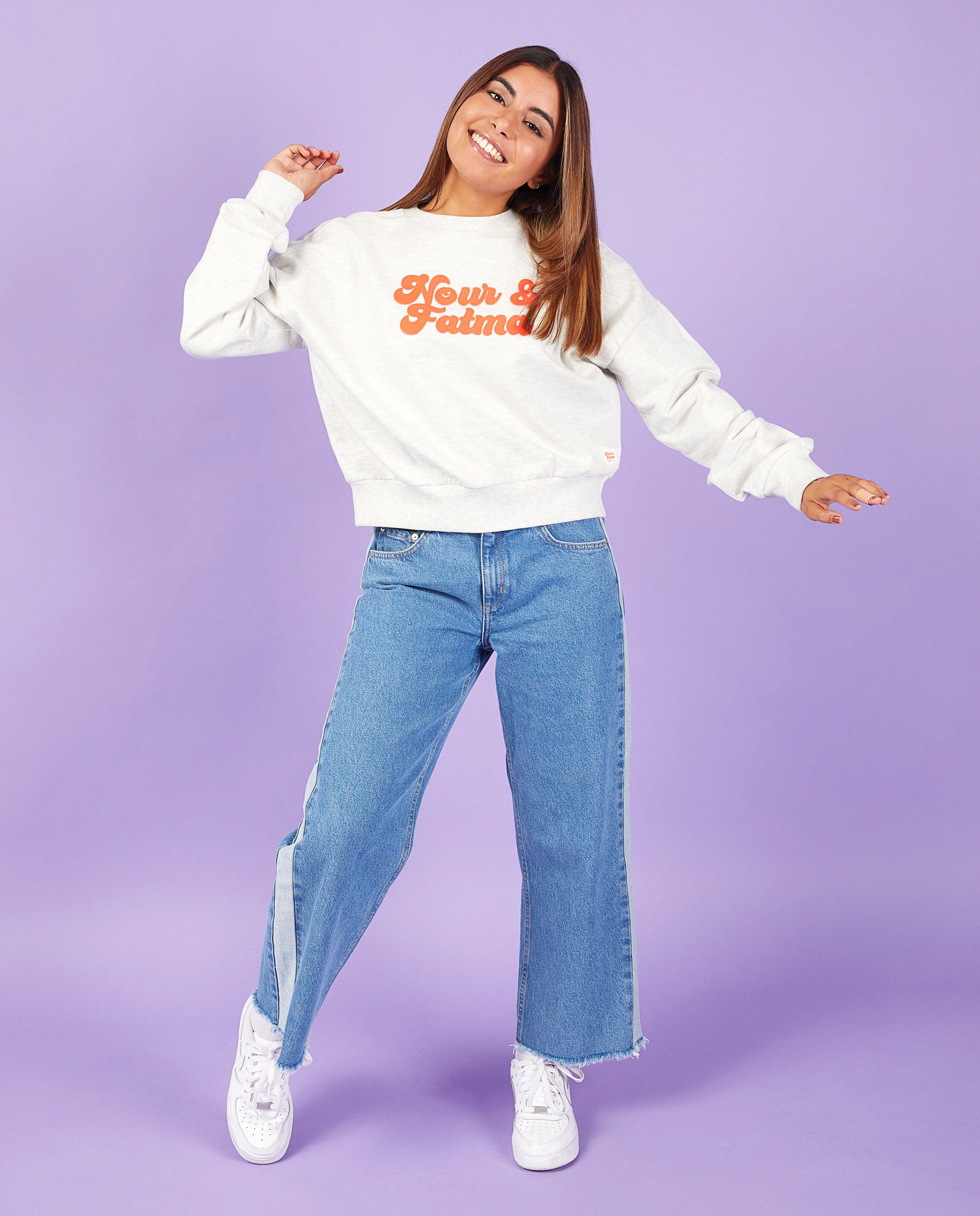 Grijze sweater Nour en Fatma - met tekst - Nour en Fatma