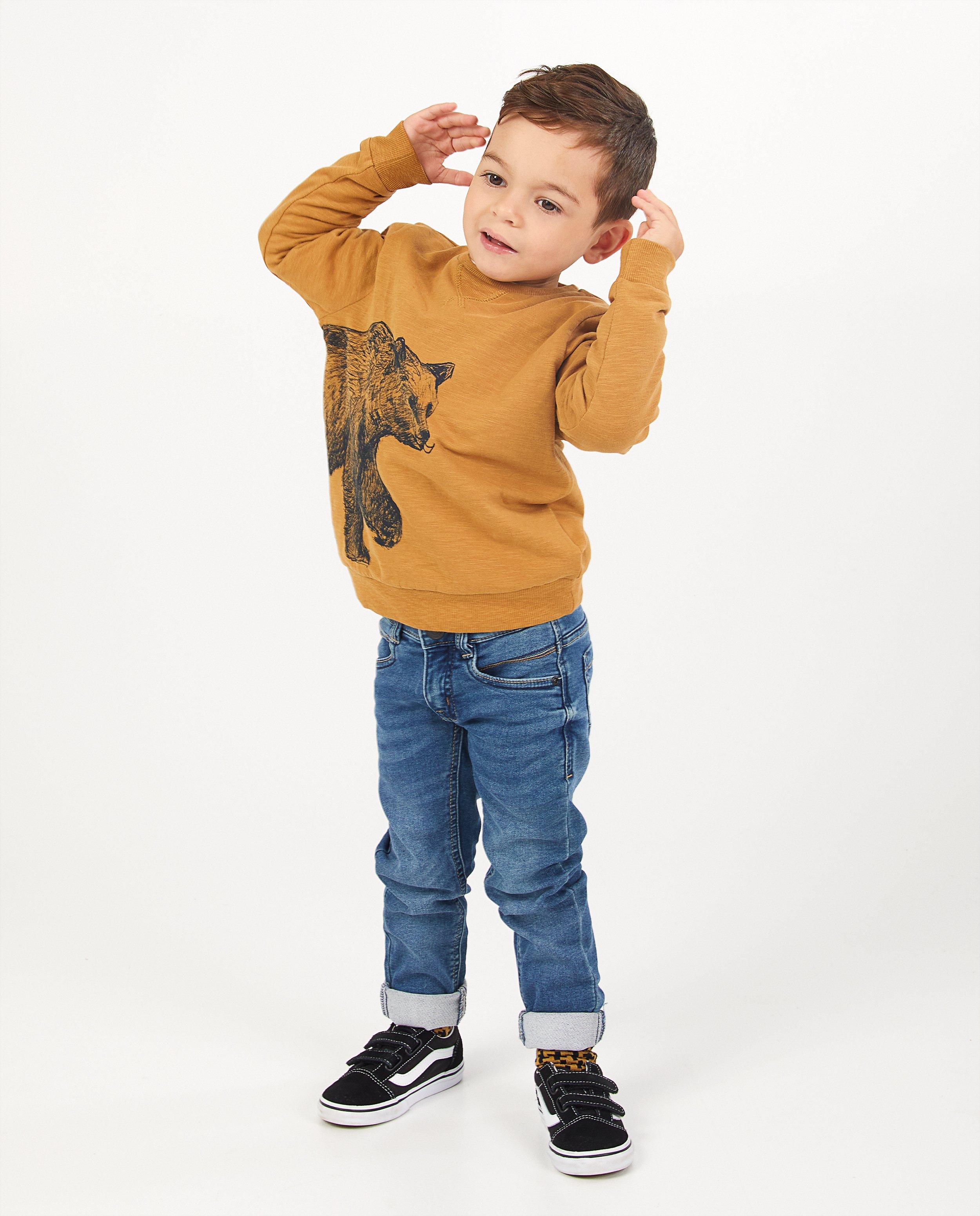 Okergele sweater - beer met snor - met tekening - Kidz Nation