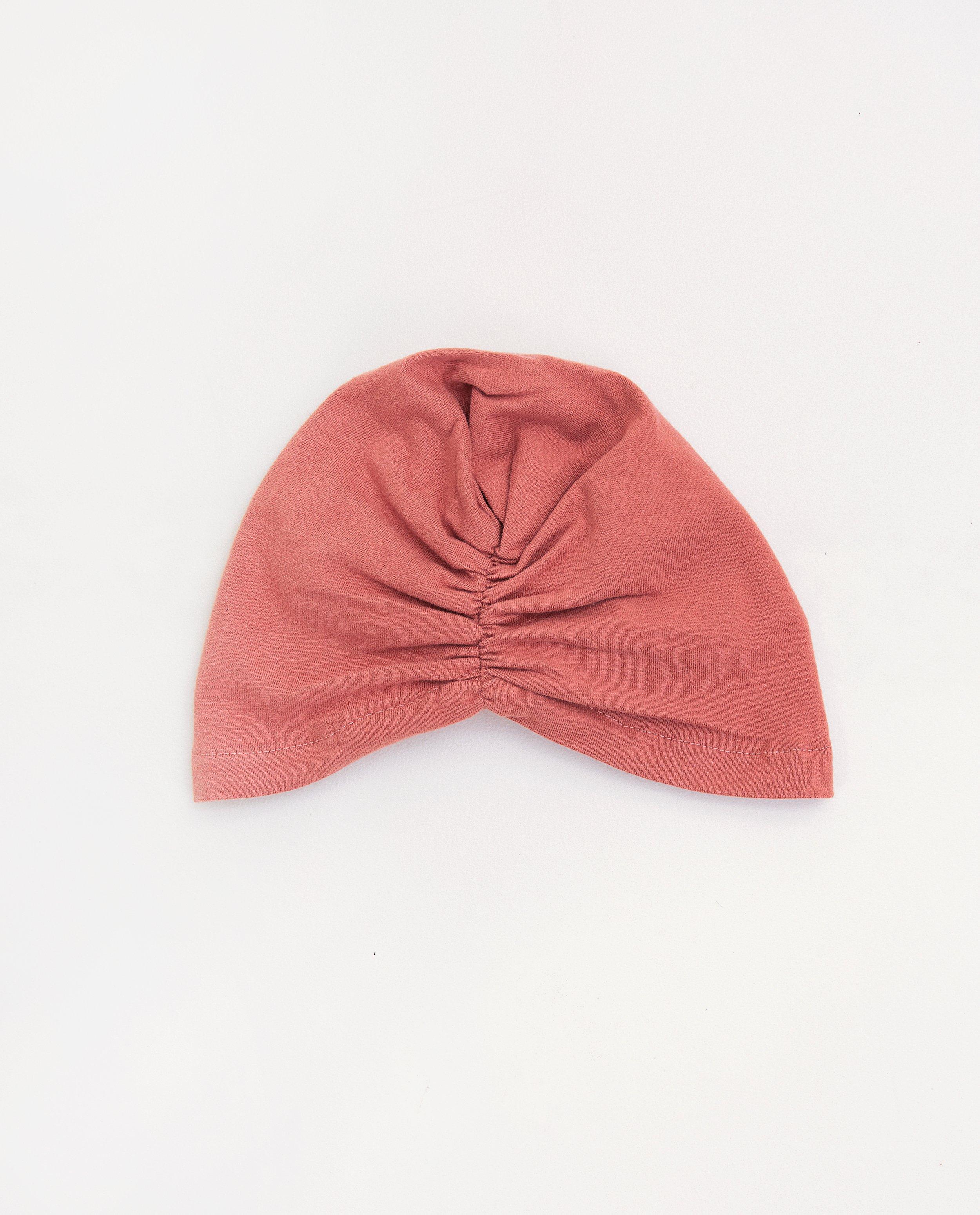 Bonnet rouge en coton bio - D&eacute;tails du produit - rouge fonc&eacute; - image num&eacute;ro 2