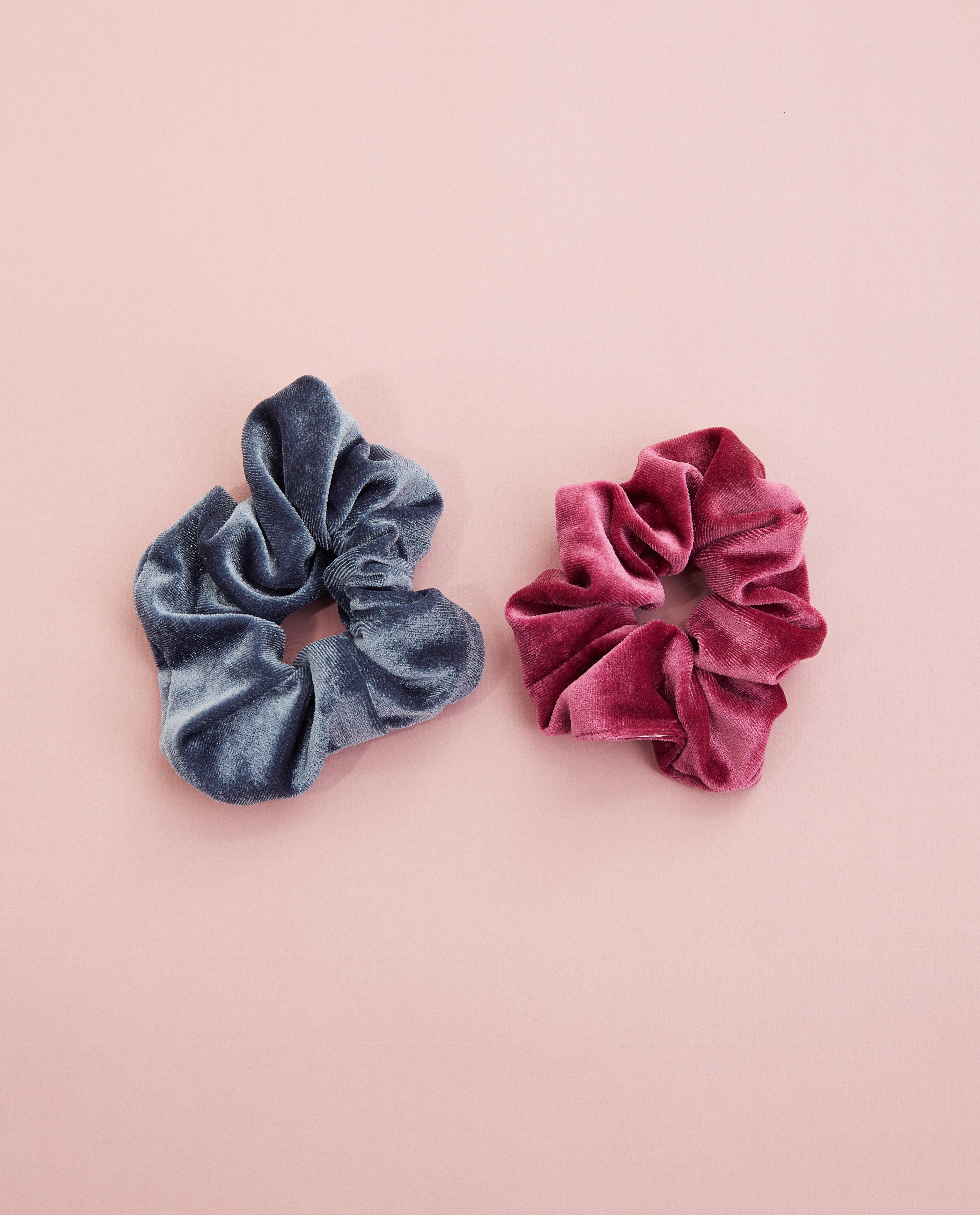 2 fluwelen scrunchies #LikeMe - roze en blauw - JBC