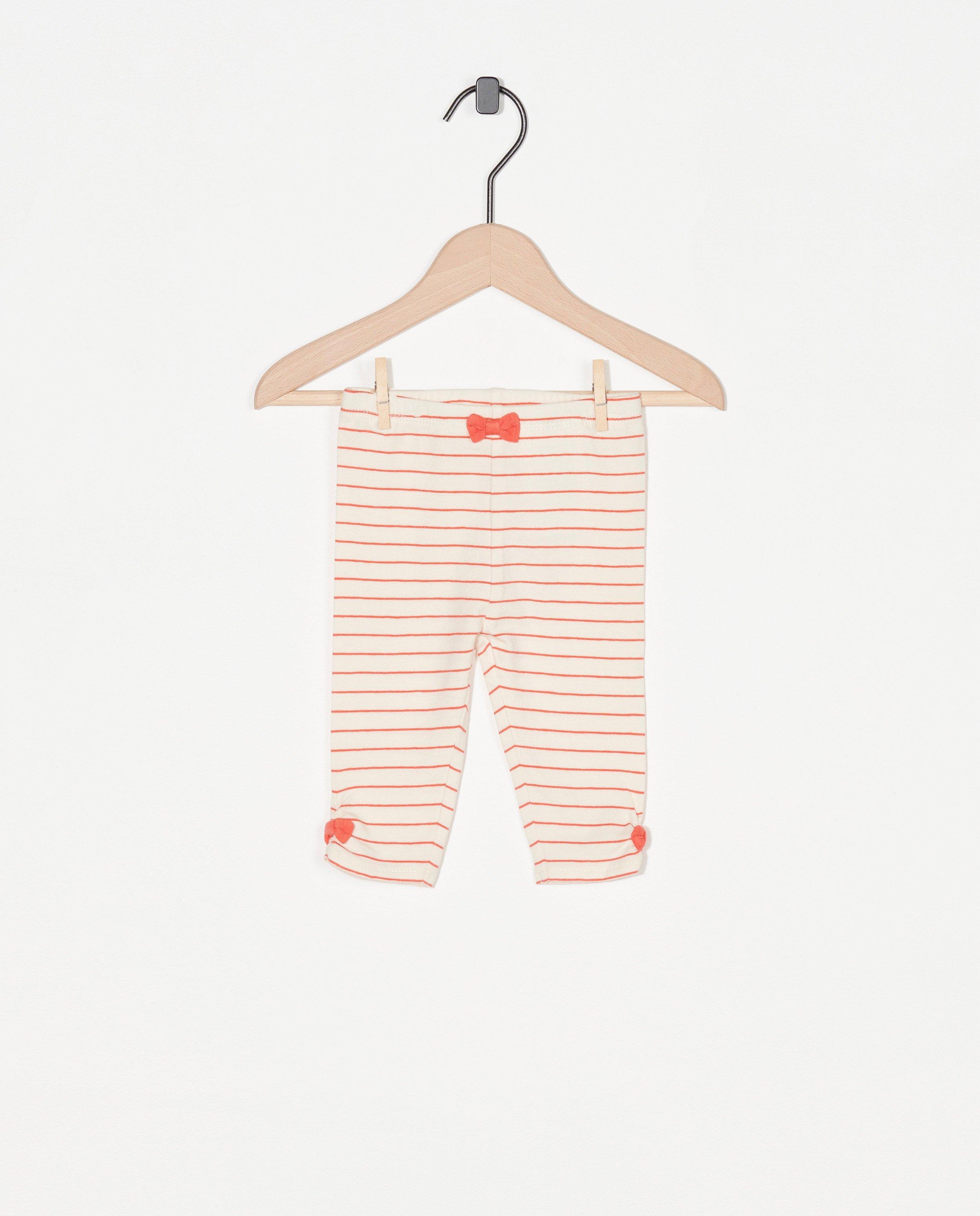 Offwhite legging met strepen - allover in roze - Newborn 50-68