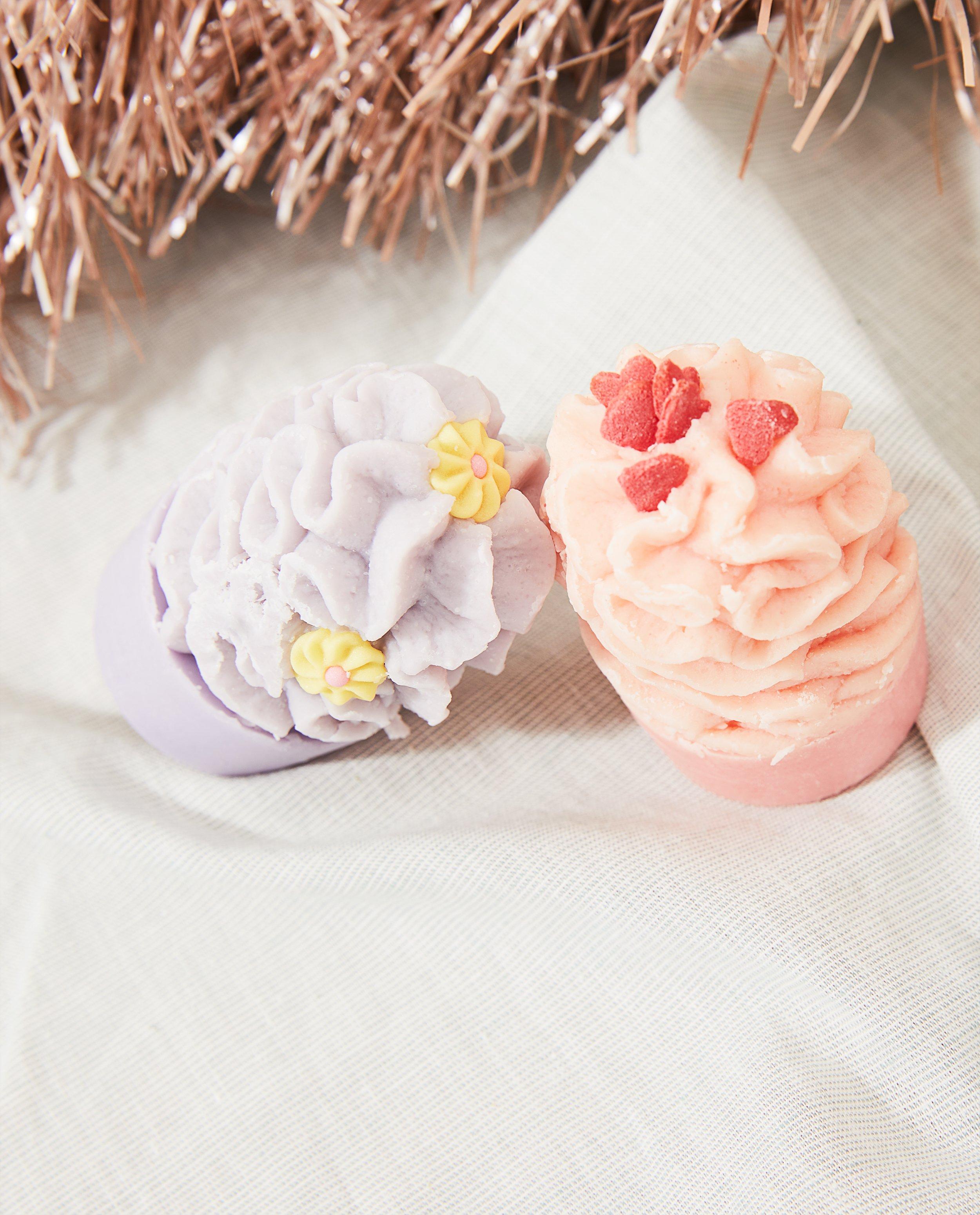 Gadgets - 2 creamy Bath cupcakes Isabelle Laurier