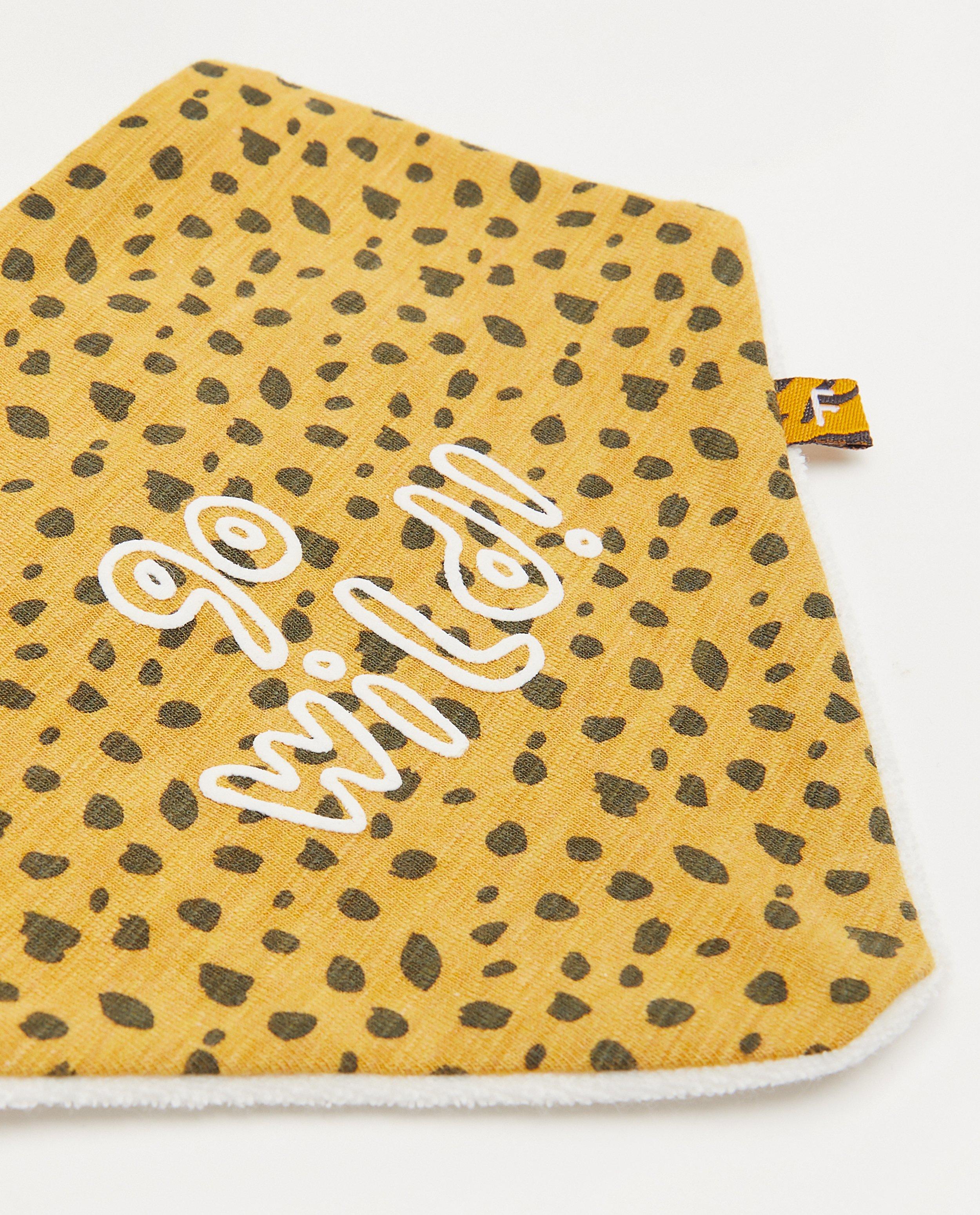 Breigoed - Geel spuugdoekje met print Feetje