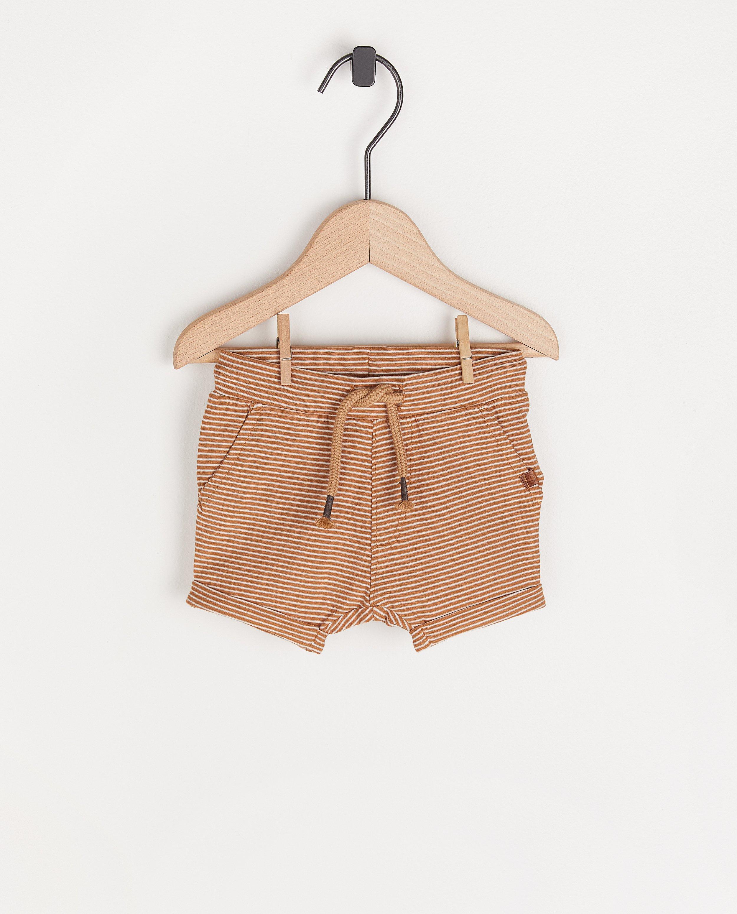 Bruin shortje met strepen - allover - Newborn 50-68