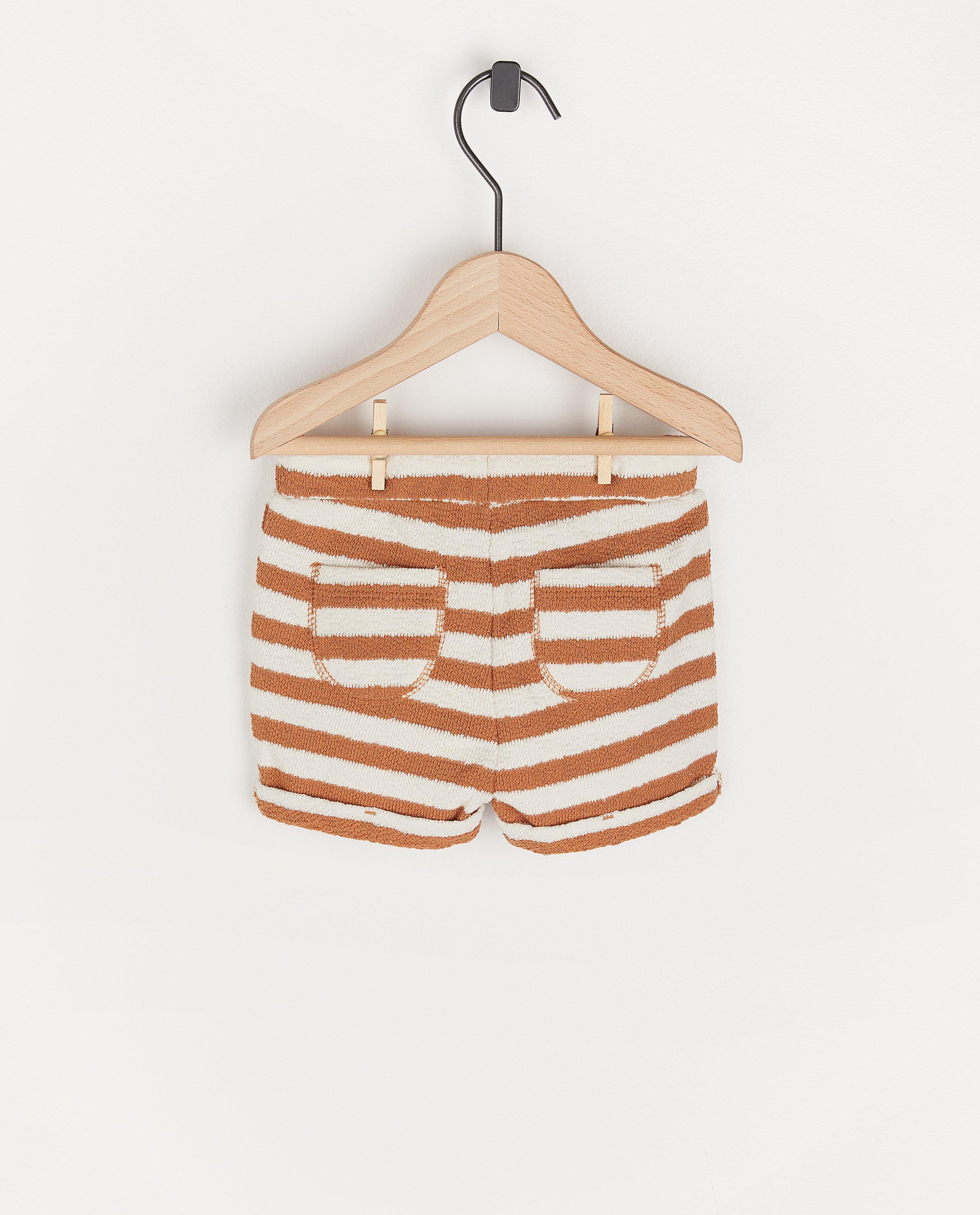 Shorts - Short blanc à rayures brunes