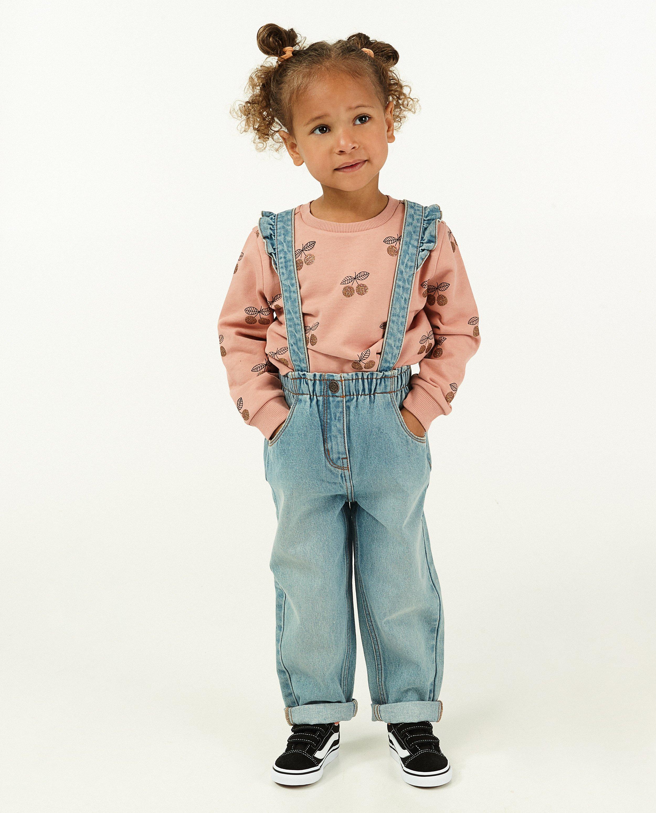 Lichtblauwe jeans met bretellen