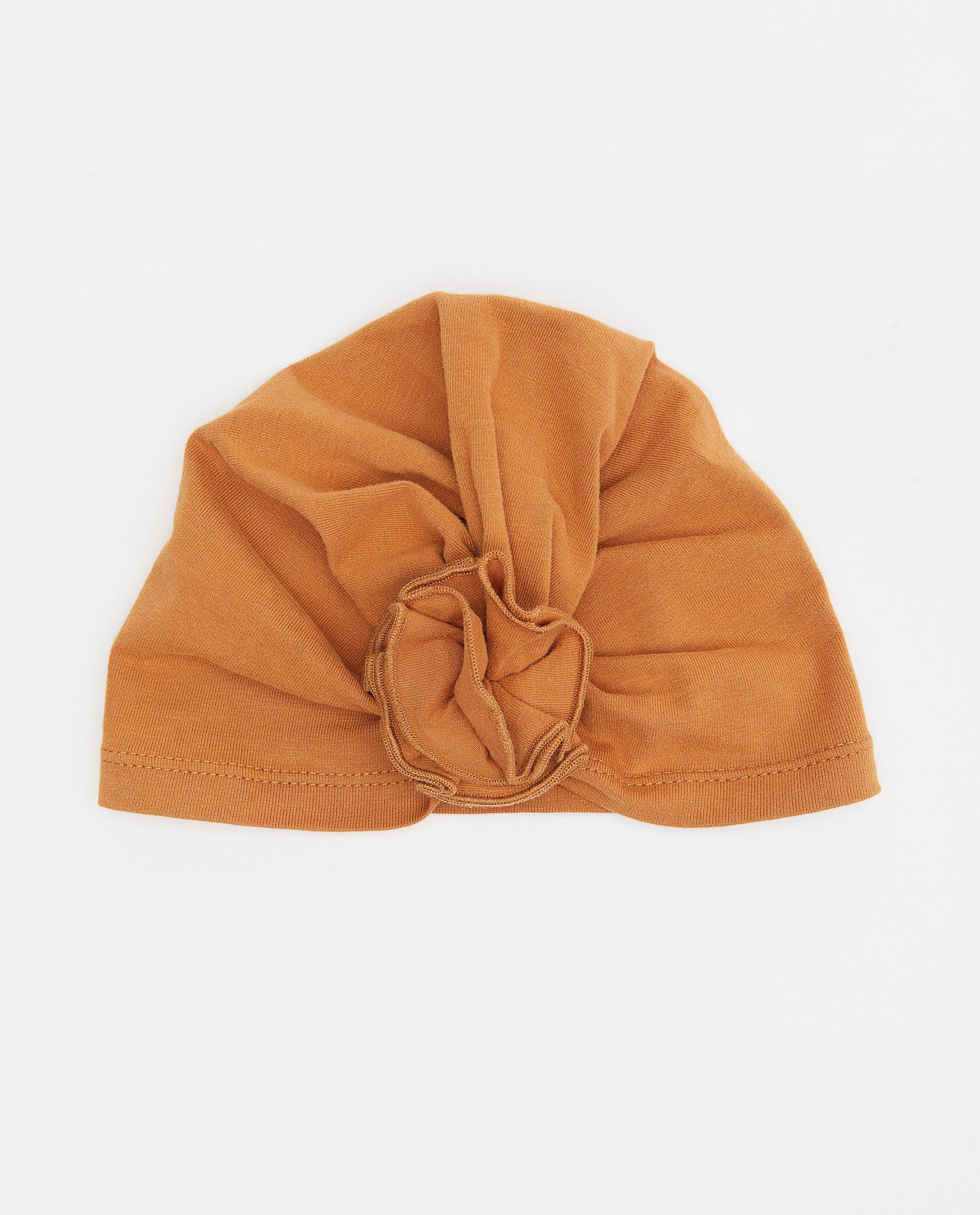 Petit bonnet en coton bio avec une fleur - brun - Newborn 50-68