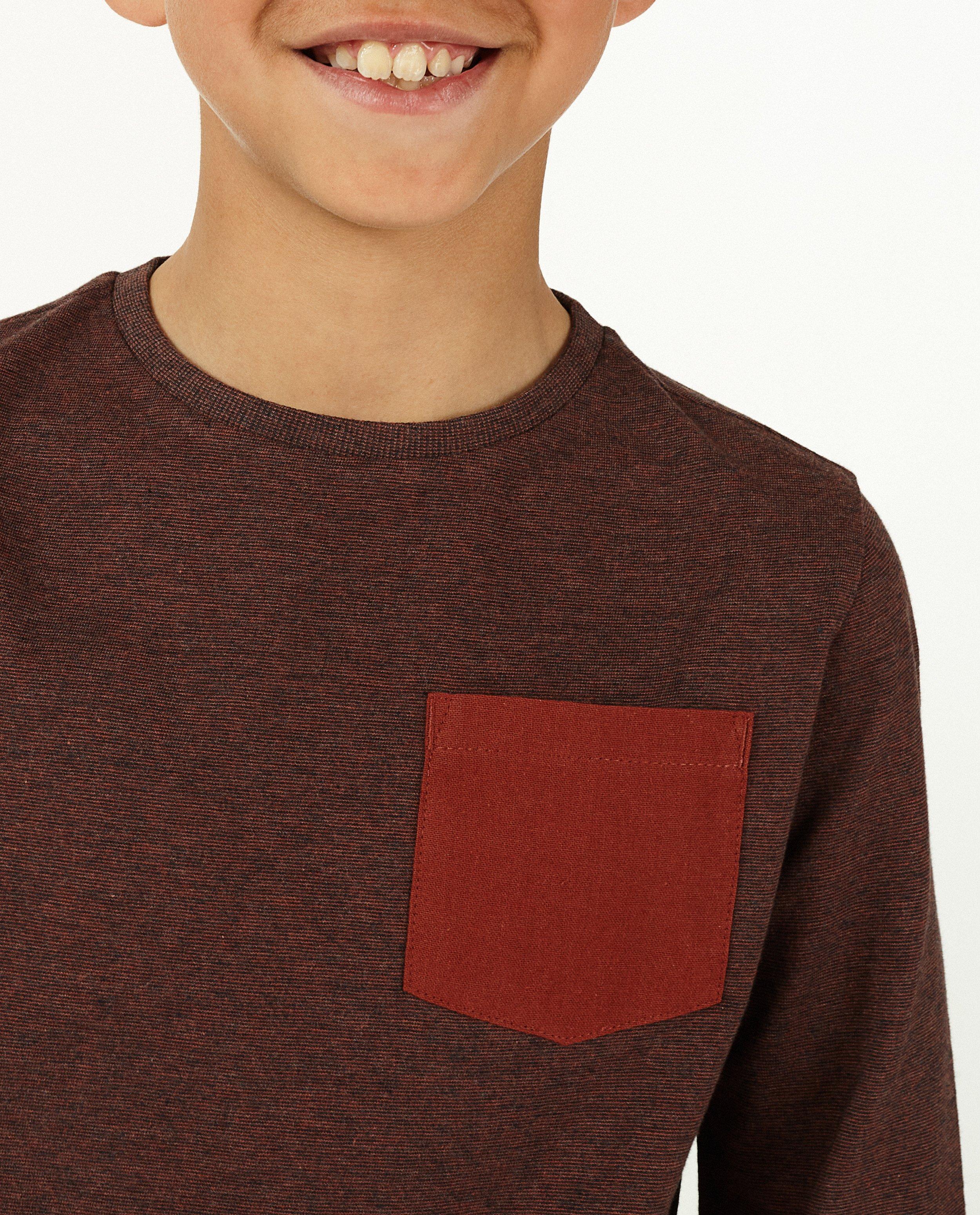 T-shirts - Bruine longsleeve met borstzak