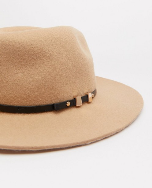 Bonneterie - Chapeau brun avec un ruban Pieces