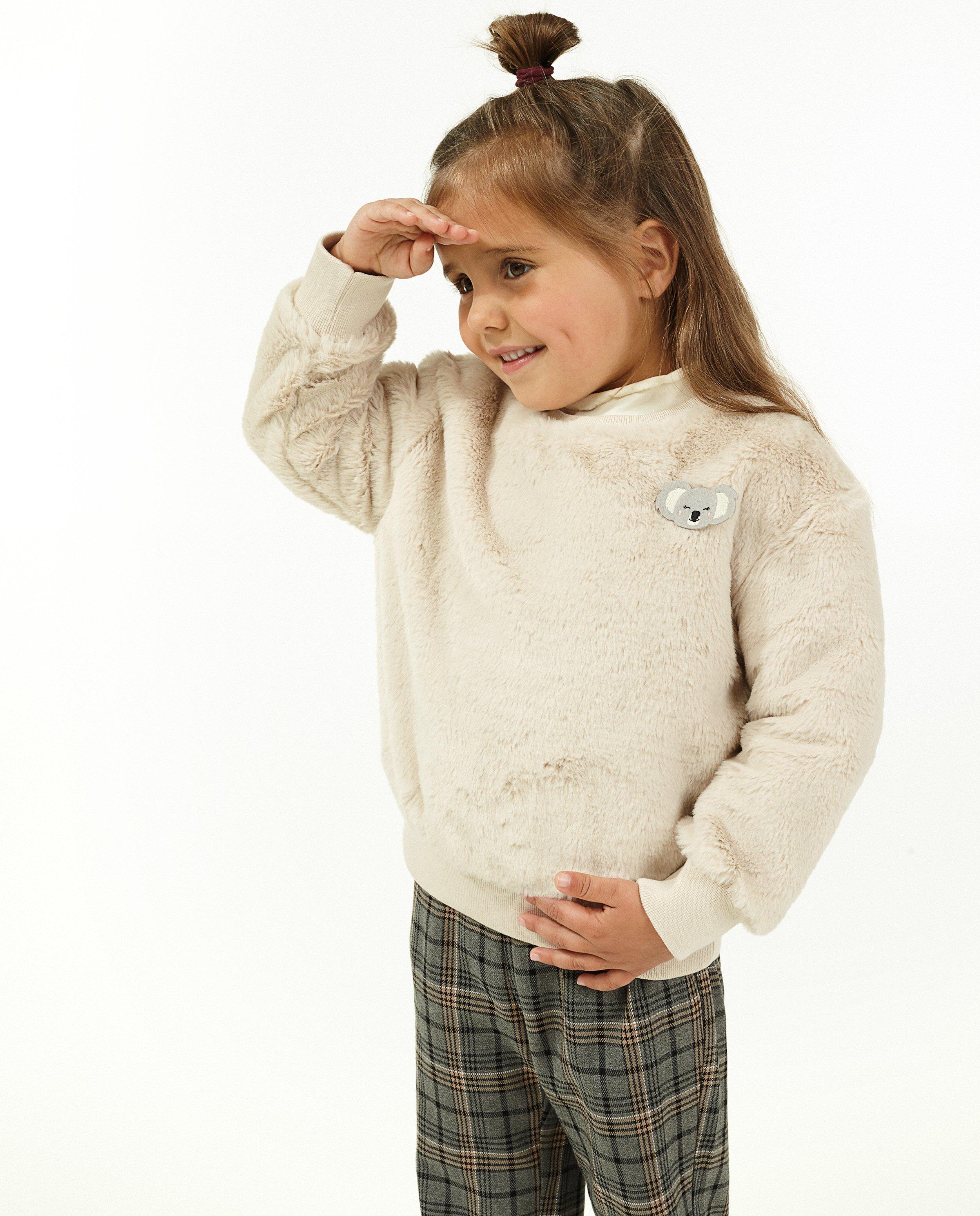 Sweaters - Beige fuzzy sweater met koala