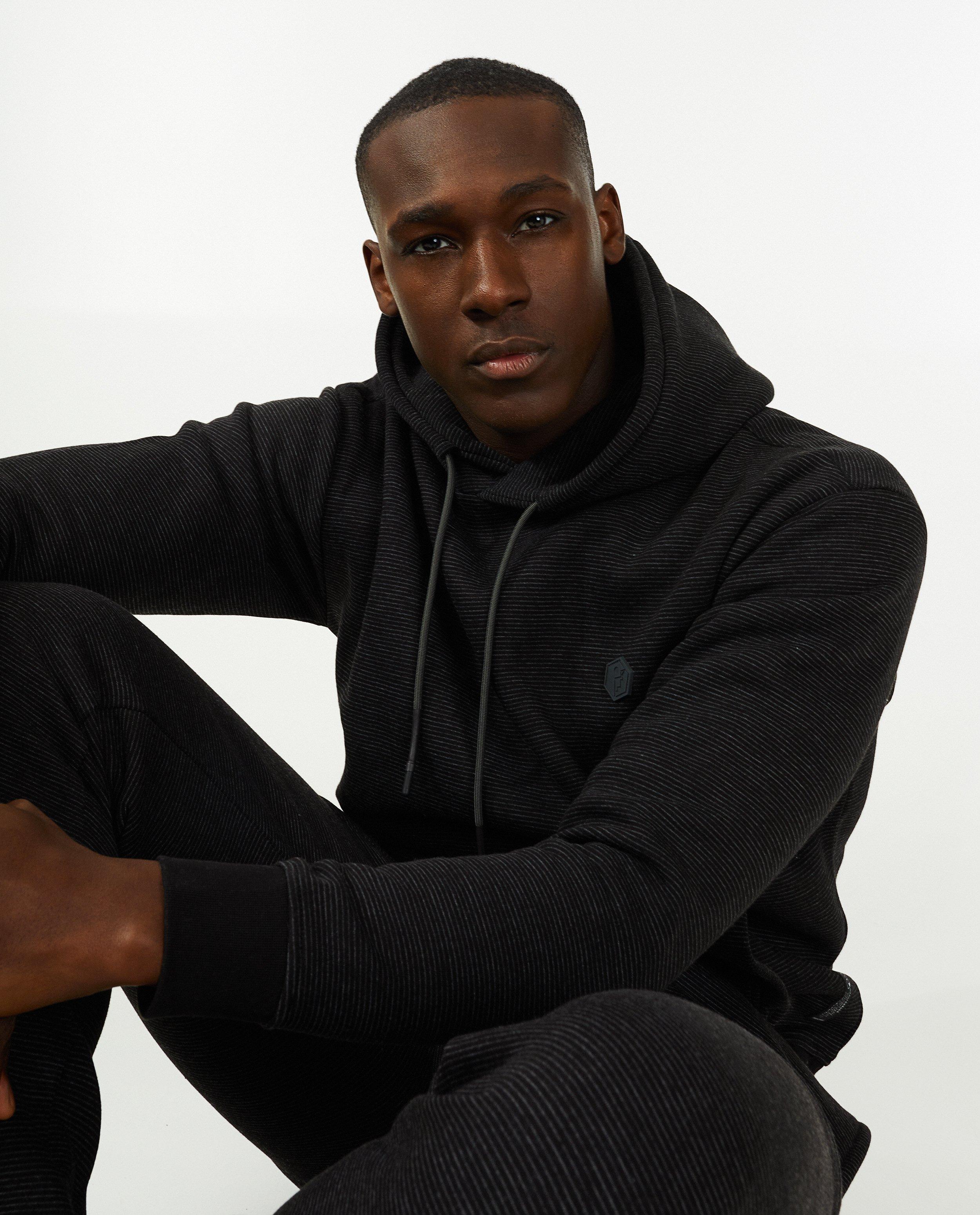 Sweaters - Zwarte hoodie met strepen