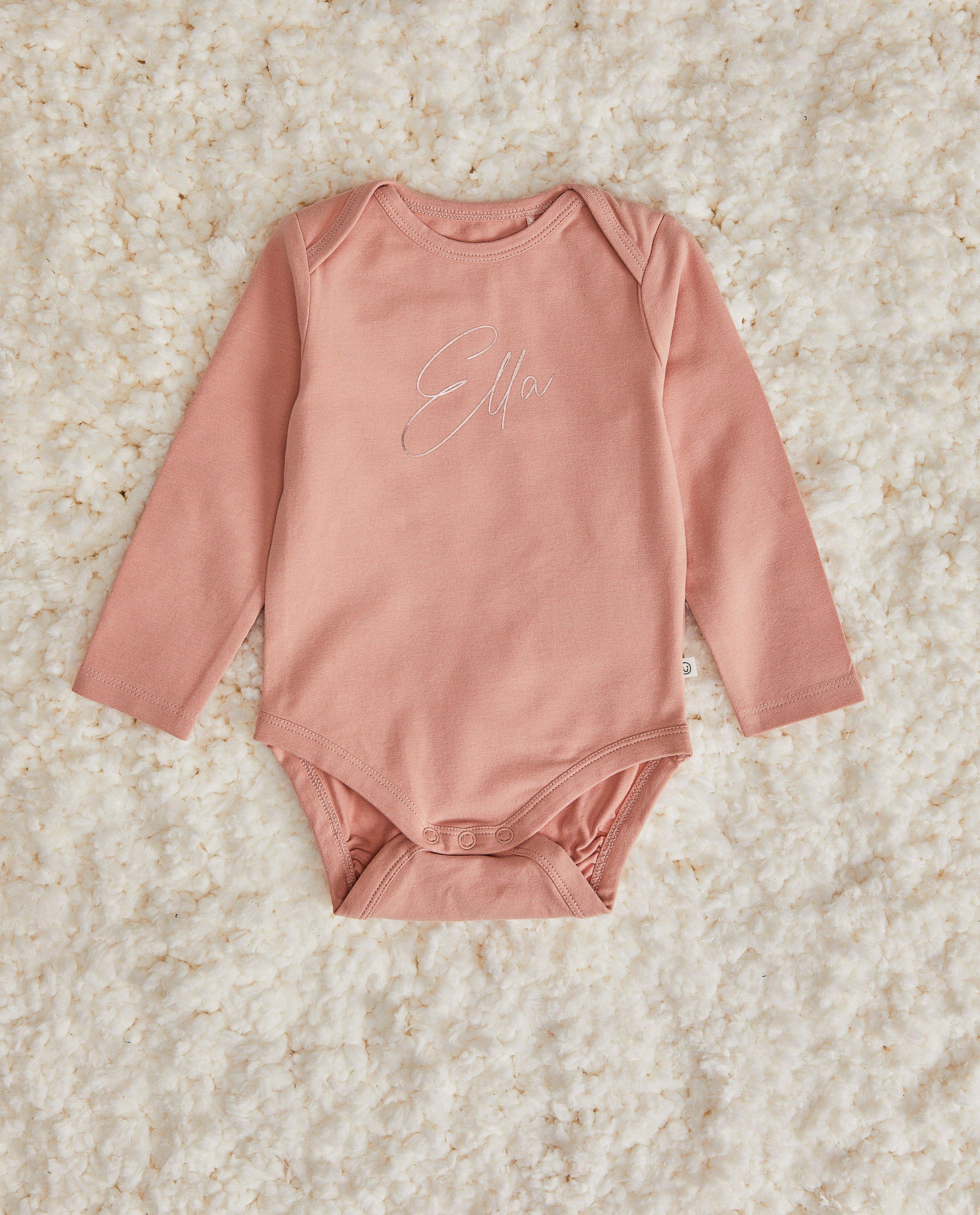 Grenouillère avec nom, Studio Unique - null - Cuddles and Smiles