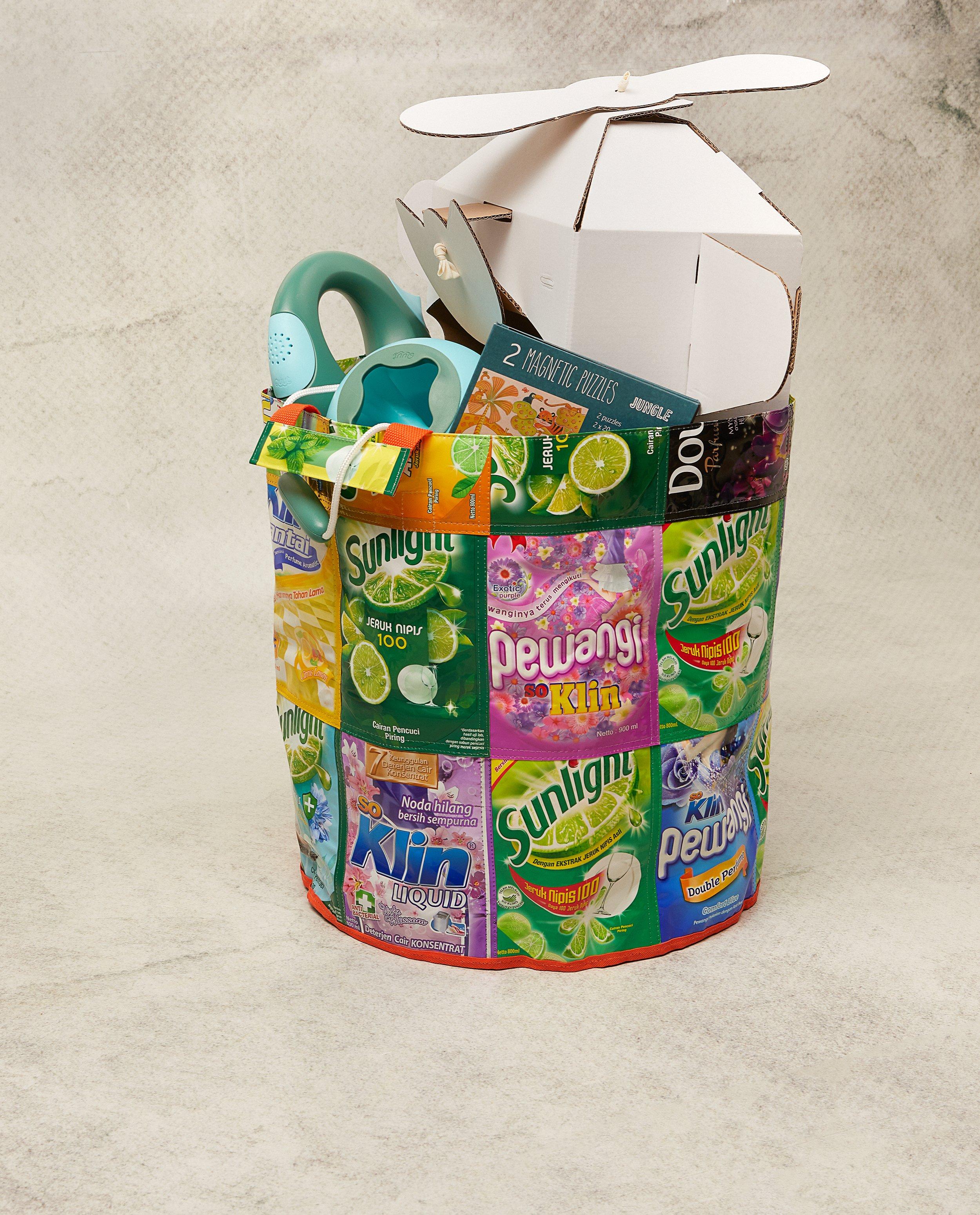 Cadeaux - Panier en emballages plastiques IWAS