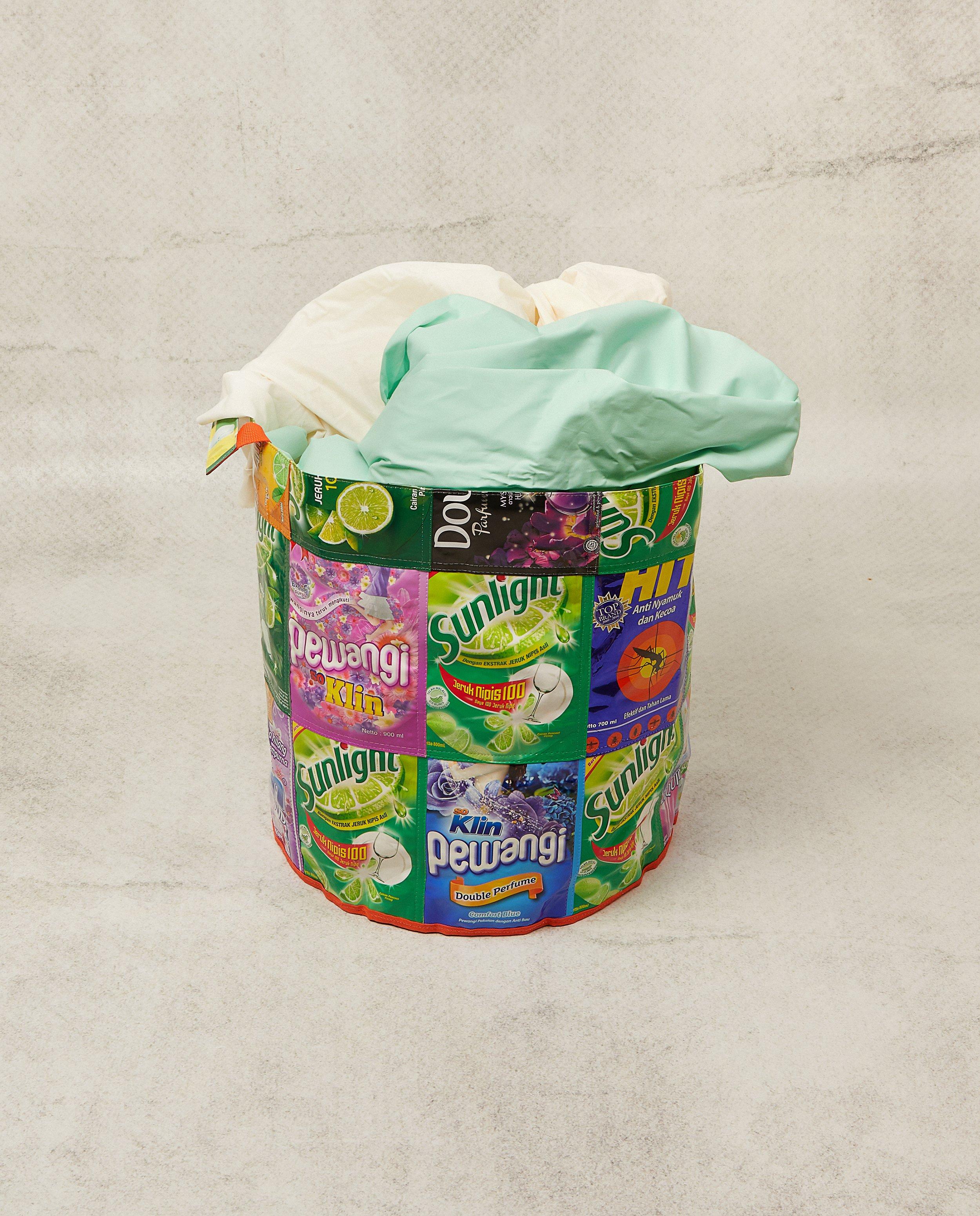 Cadeaux - Panier en emballages plastiques IWAS
