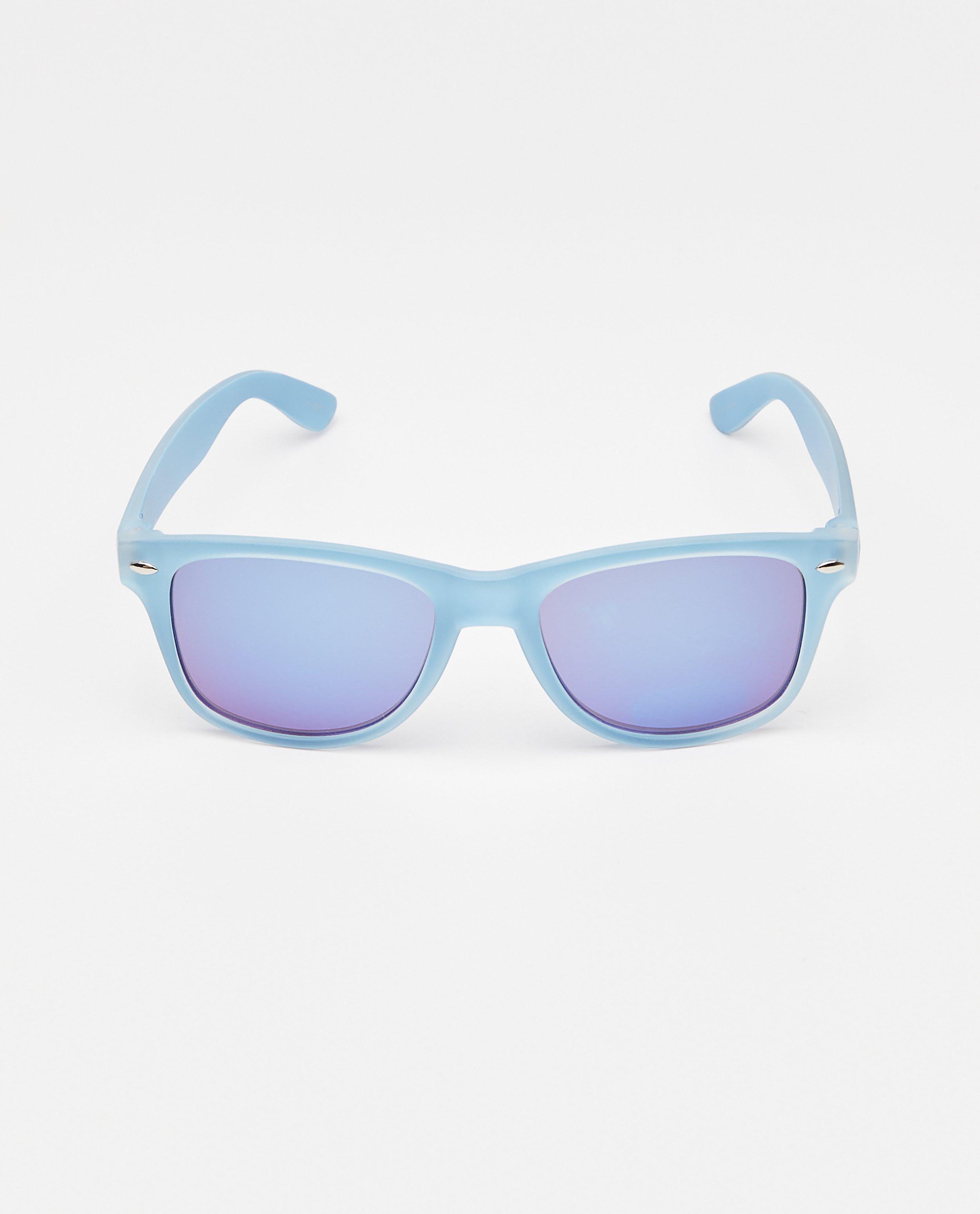 Lichtblauwe zonnebril