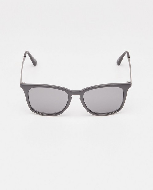 Zonnebrillen - Zwarte zonnebril met metalen benen