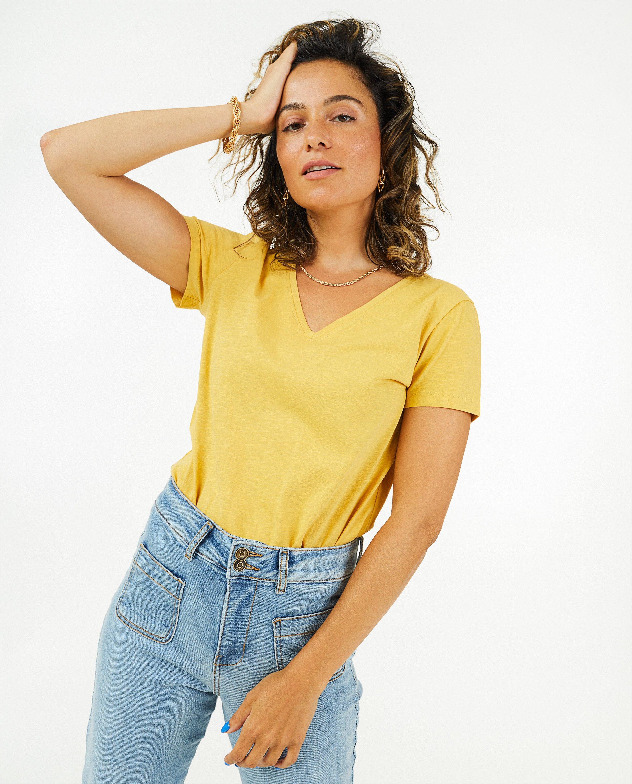 T-shirts - Geel T-shirt met V-hals Sora