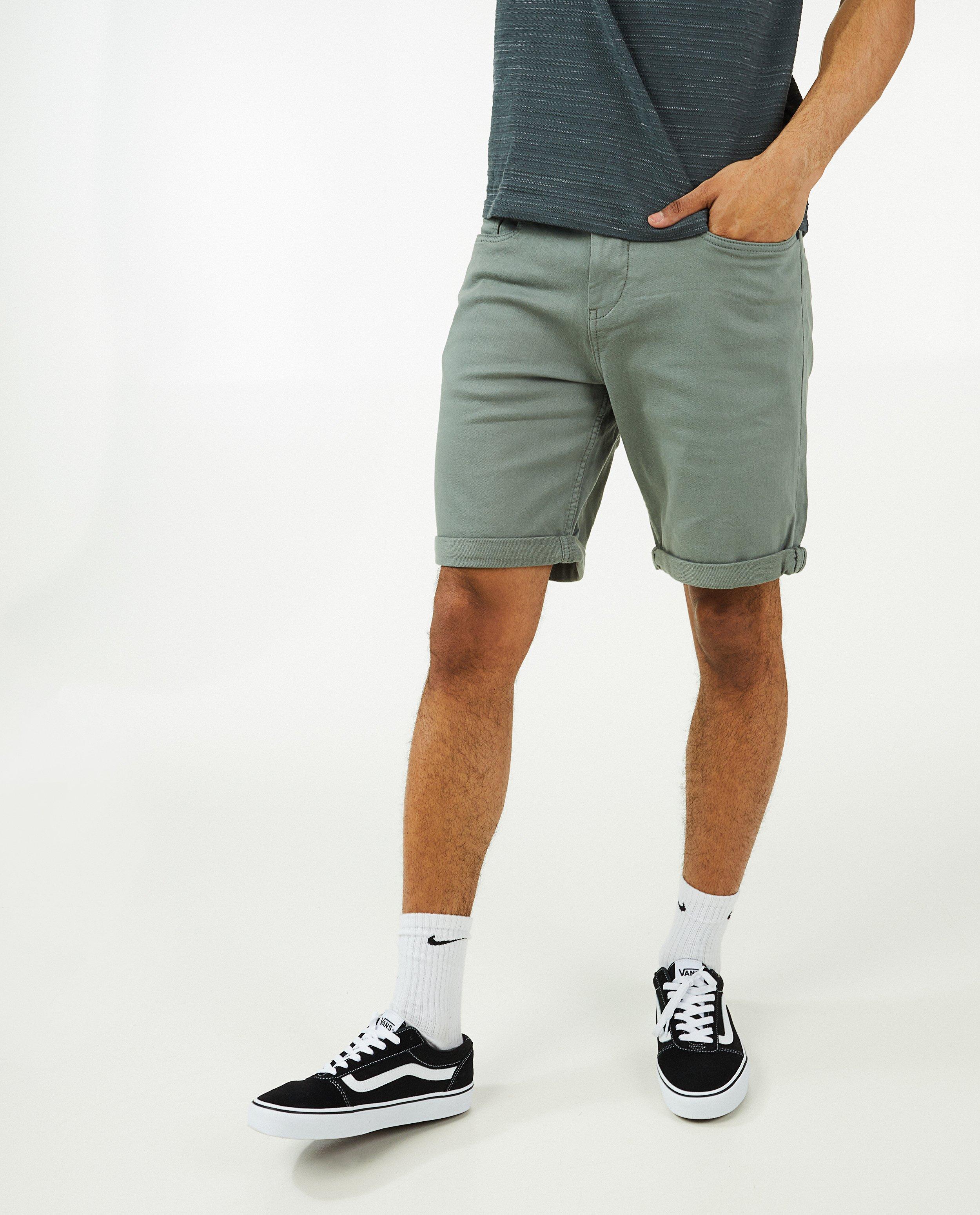 Shorten - Saliegroene short met slim fit