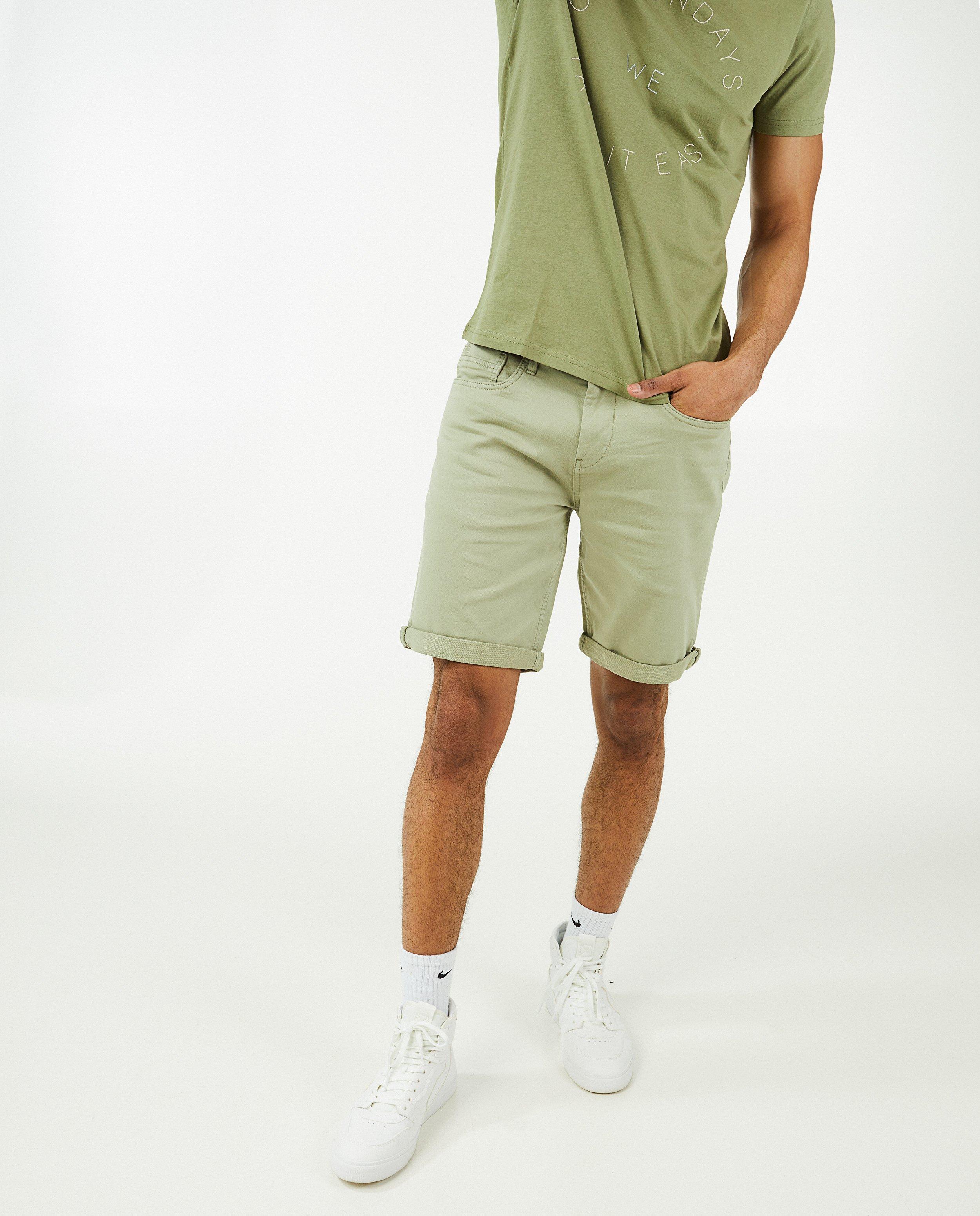 Shorten - Saliegroene short met slim fit