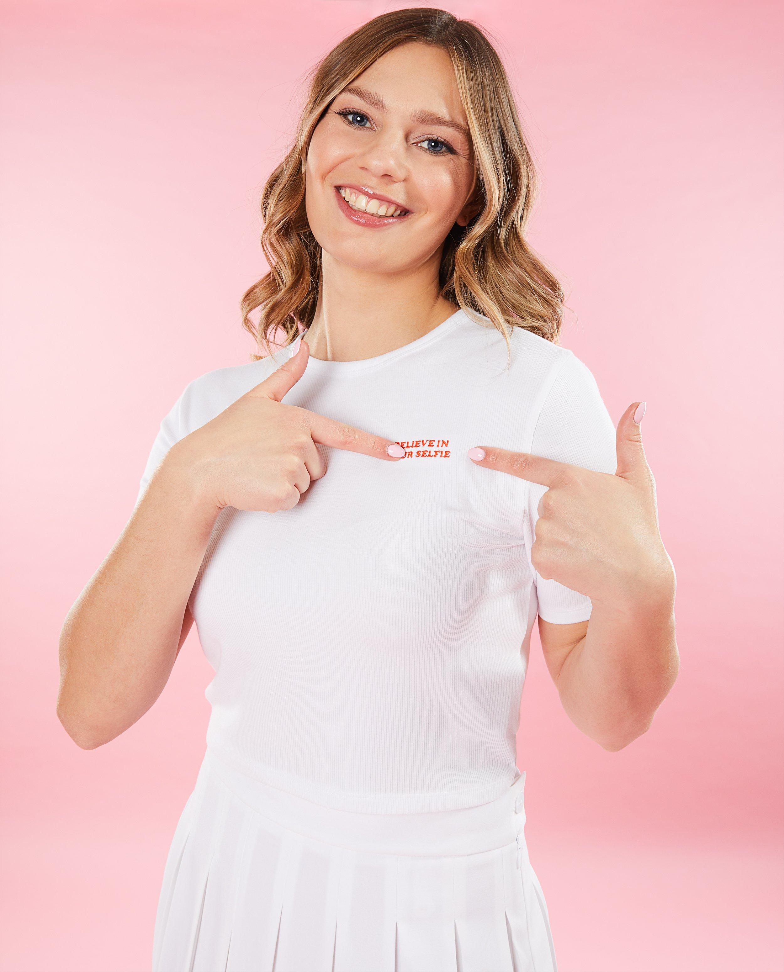 T-shirts - Wit T-shirt met opschrift Maude
