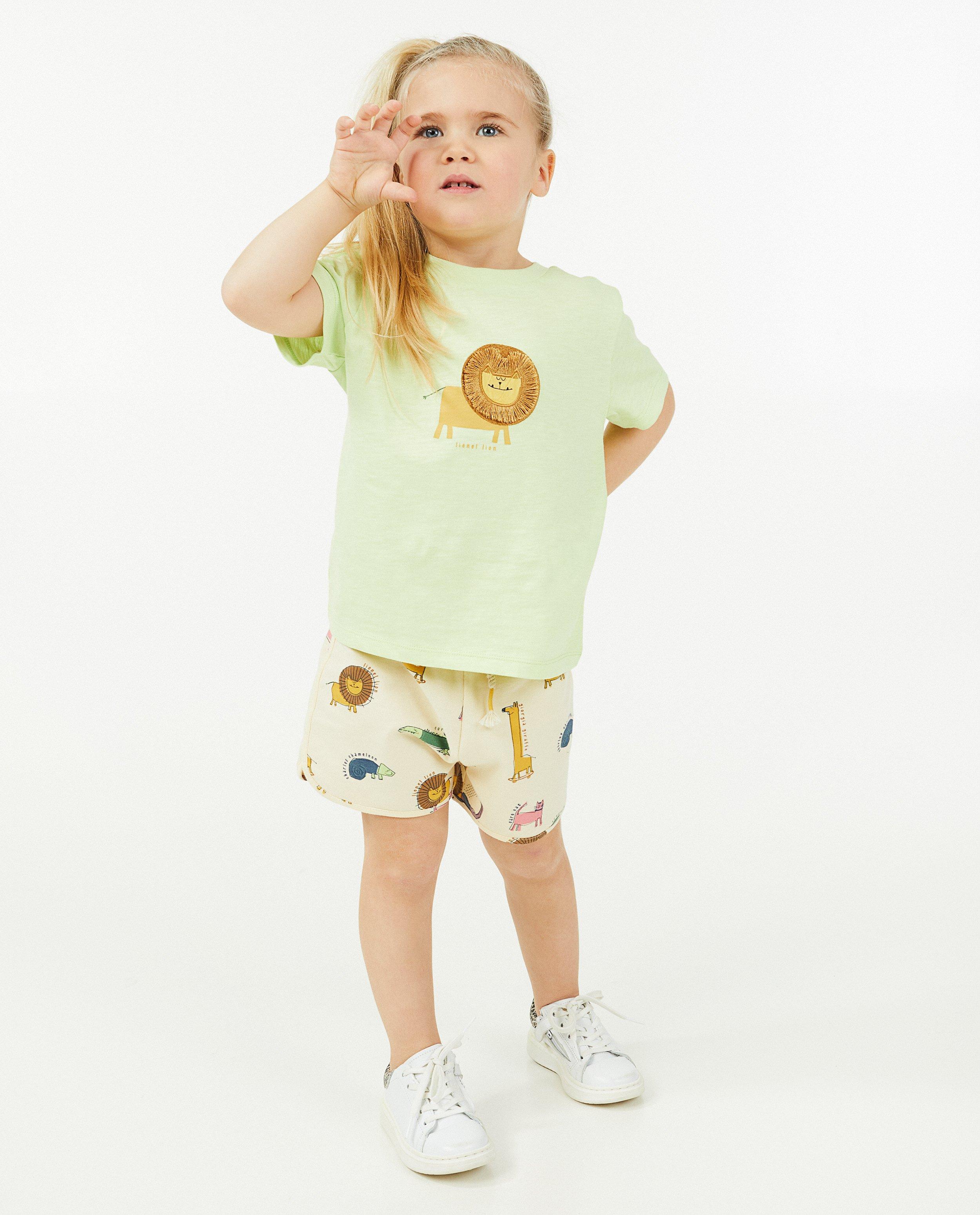 Shorten - Ecru shortje met dierenprint