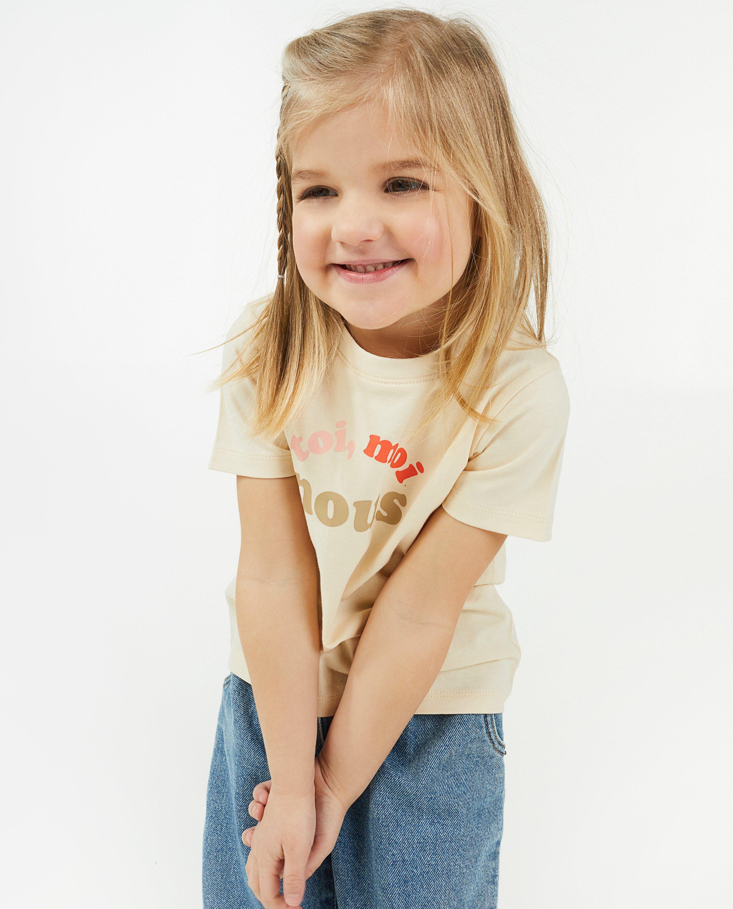 T-shirts - Beige T-shirt met opschrift, 2-7 jaar