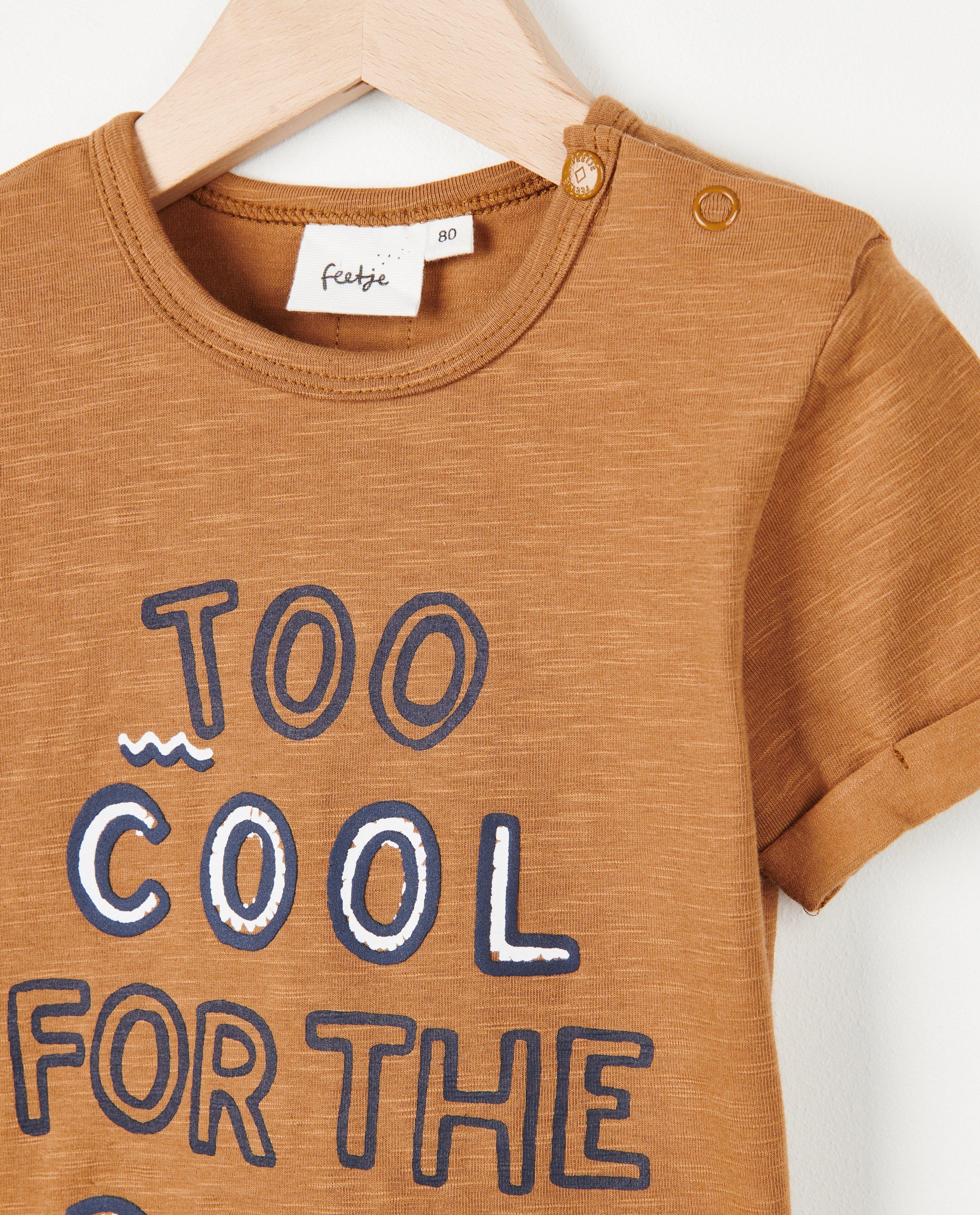 T-shirts - Bruin T-shirtje met opschrift Feetje