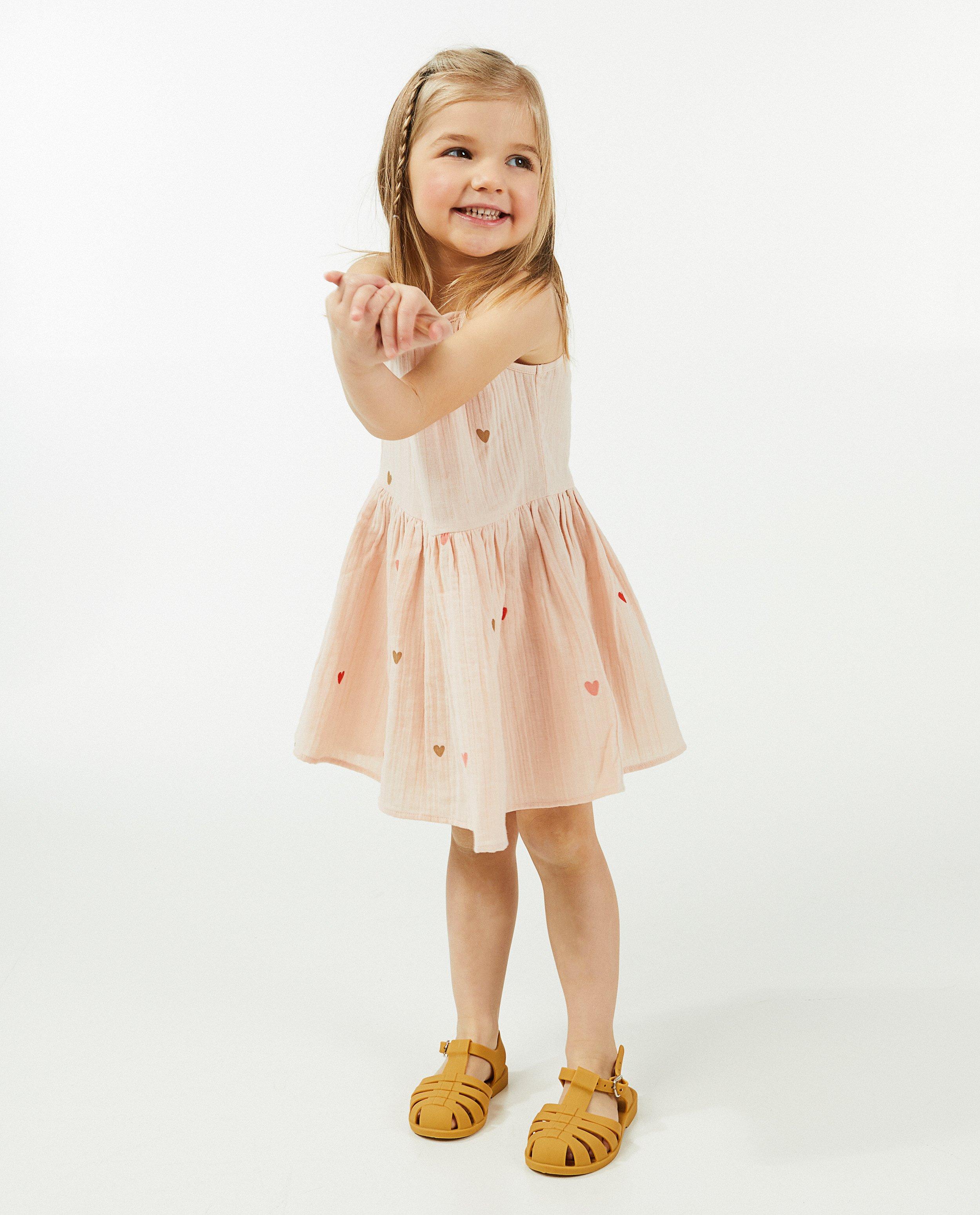 Roze jurk met hartjesprint, 2-7 jaar - Product Detail - lichtroze - afbeelding nummer 1