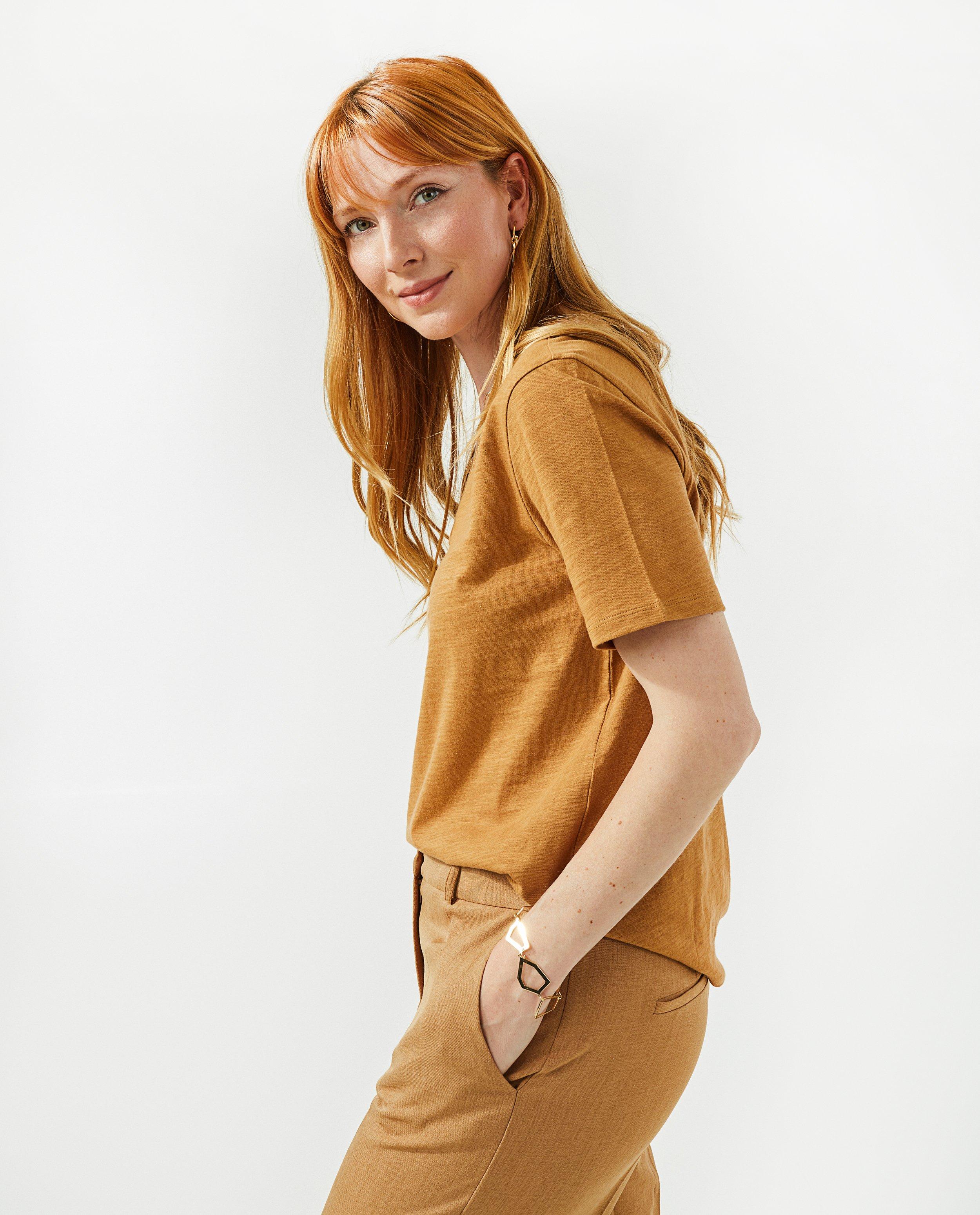 Koraalroze T-shirt met V-hals - null - Sora