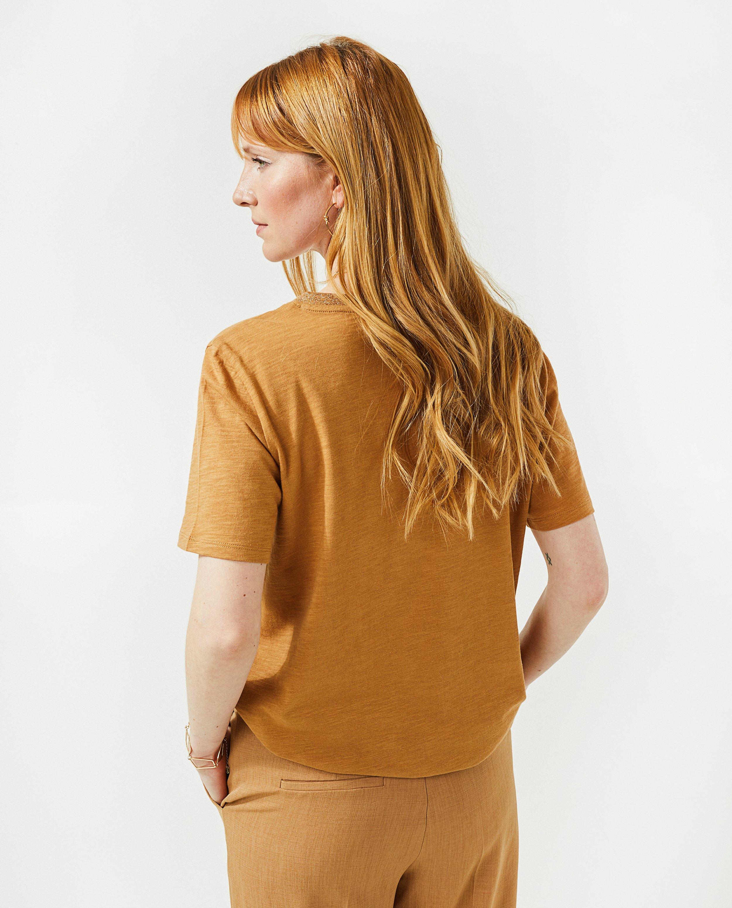 T-shirts - Koraalroze T-shirt met V-hals