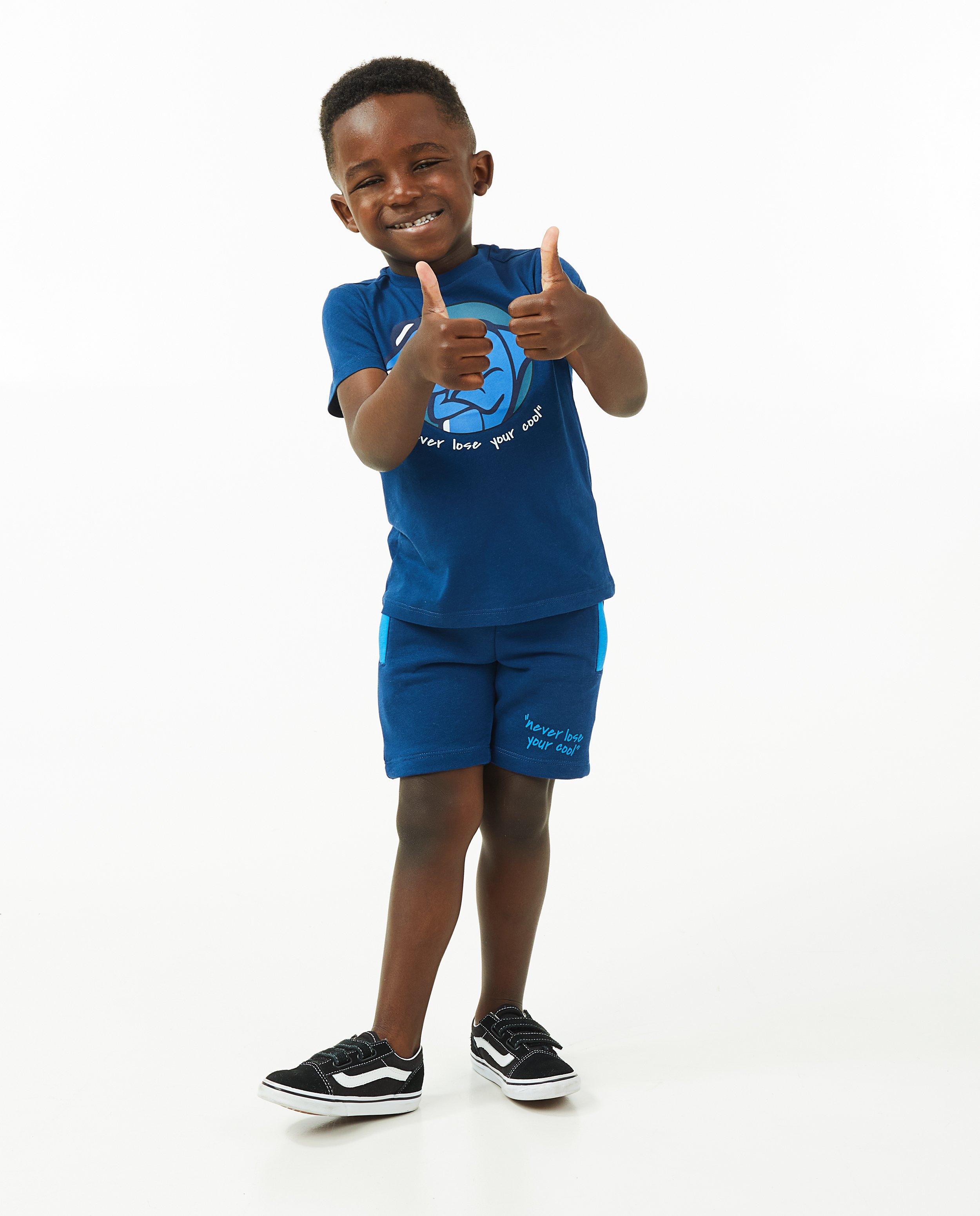 Blauwe short met opschrift - Product Detail - donkerblauw - afbeelding nummer 1