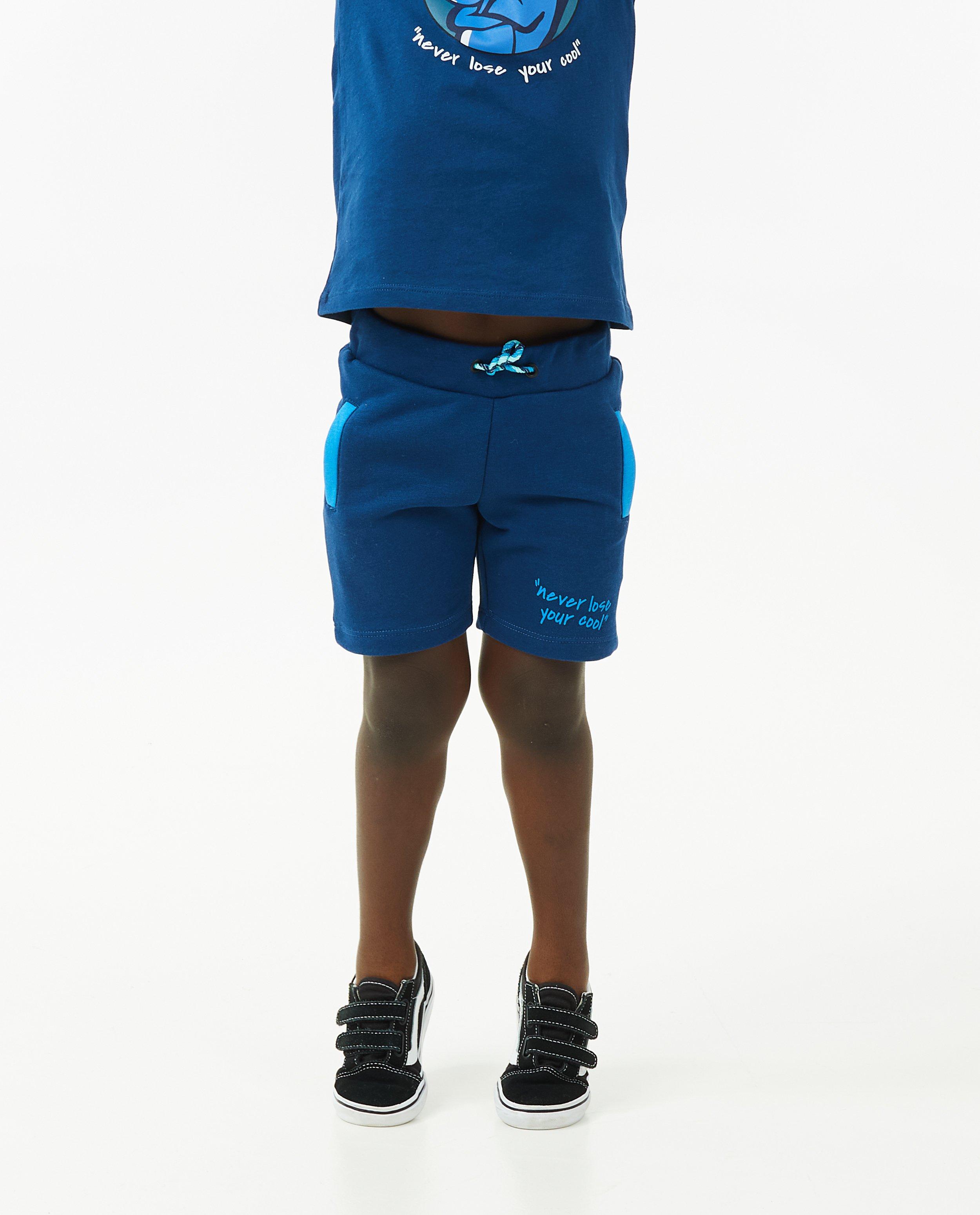 Blauwe short met opschrift - Product Detail - donkerblauw - afbeelding nummer 2