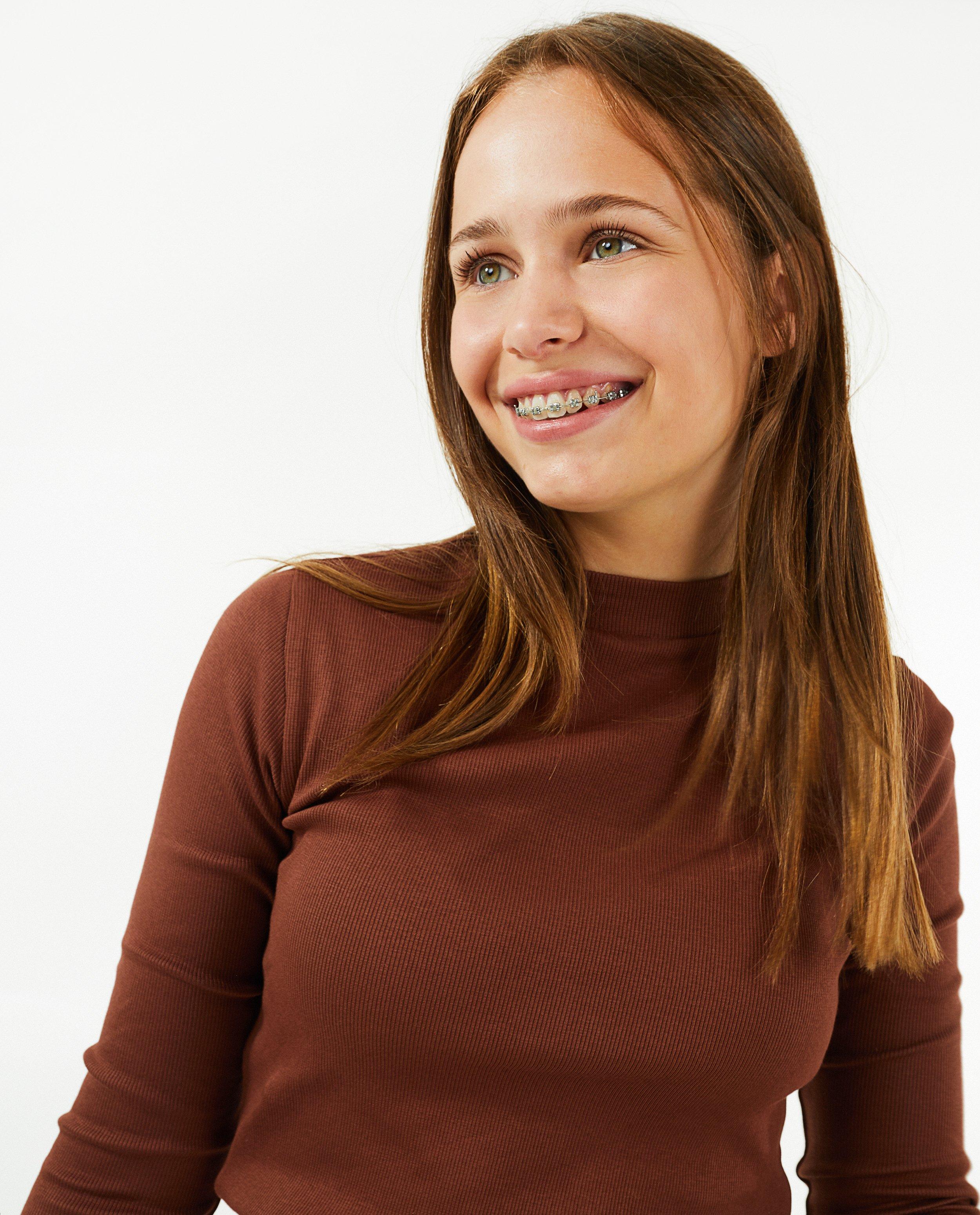 T-shirts - Bruine longsleeve met rib